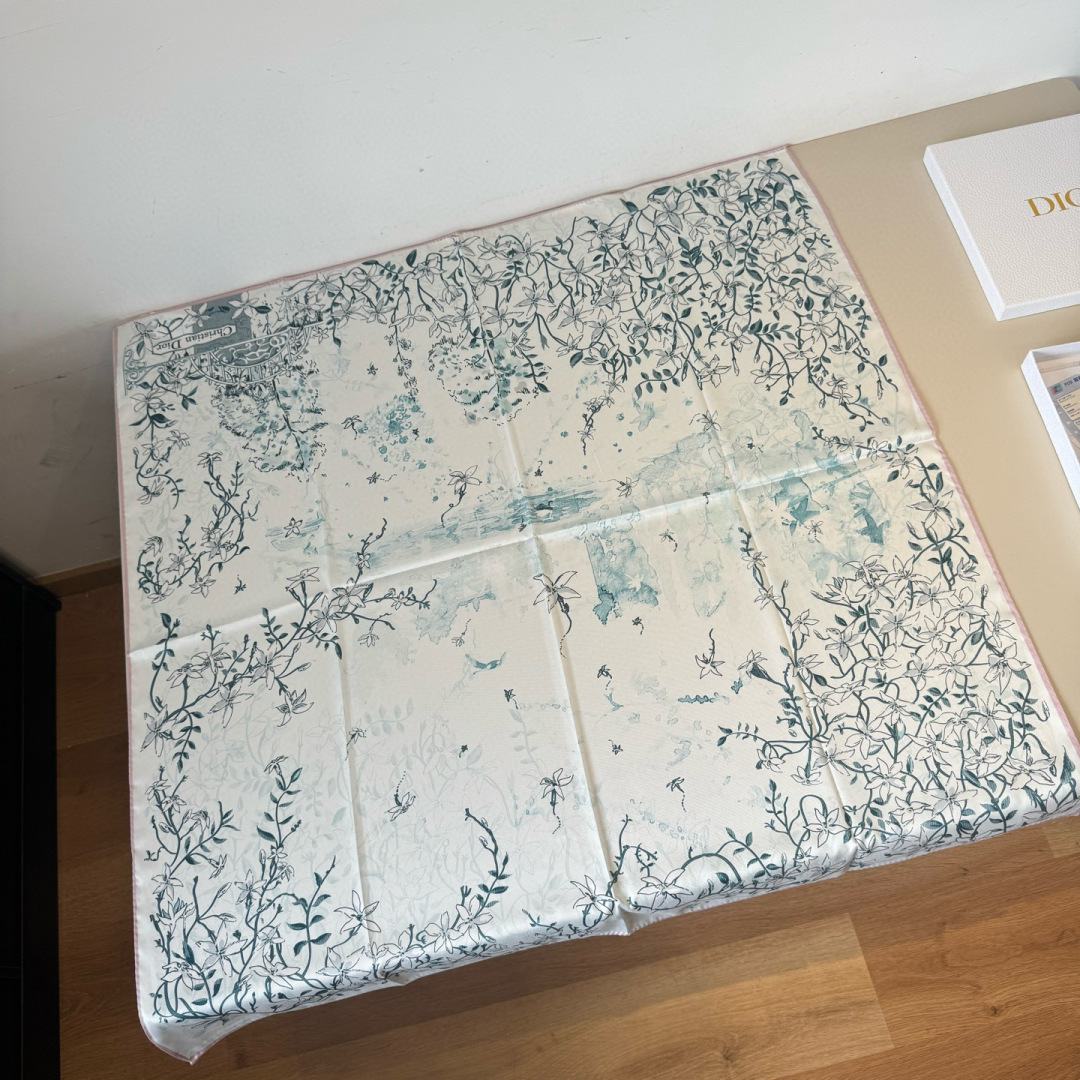 NO:542196,Dior new square scarf [Dior flower scarf] is beautiful [Tear] The imperial palace-level classic element pattern design style is extremely beautiful. Really, the upper body is extremely skin-skin color. It is versatile. Look at it yourself. Size 90x90cm. High-version silk scarf, high-version scarf, dior, dior, real silk19860909批 迪奥新款方巾【Dior花卉方巾】美翻了[流泪]御用殿堂级极品经典元素图案设计风格美丽至极 真的 上身极为衬肤色 百搭 好看不好看自己看吧 尺寸90x90cm 真丝高版本围巾,高版本围巾,dior,dior,real silk,scarf