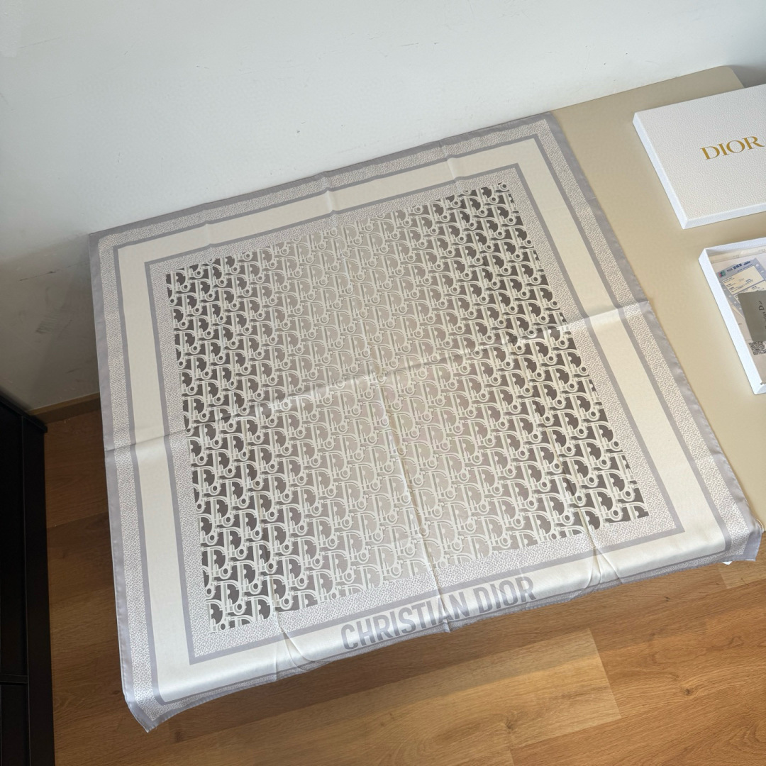 NO:542199,A Dior classic printed square scarf pays tribute to the classic Oblique prints. This Diortwin square scarf is carefully crafted from mulberry silk twill fabric, paired with handmade noodle trim, decorated with jacquard strips of the same tone 'CHRISTIAN DIOR' logo. It can be tied to the neck or used as a headscarf to create a Dior-style overall look. Size: 90x90cm mulberry silk high-version scarf, high-version scarf, dior19860909批 Dior经典印花方巾,向经典的 Oblique 印花致敬. 这款 Diortwin 方巾采用桑蚕丝斜纹面料精心制作,搭配手工缉面线饰边,饰以同色调“CHRISTIAN DIOR”标志提花条形图案.可系在颈部或作为头巾使用,打造富有 Dior 风情的整体造型. Size:90x90cm 桑蚕丝高版本围巾,高版本围巾,dior,scarf