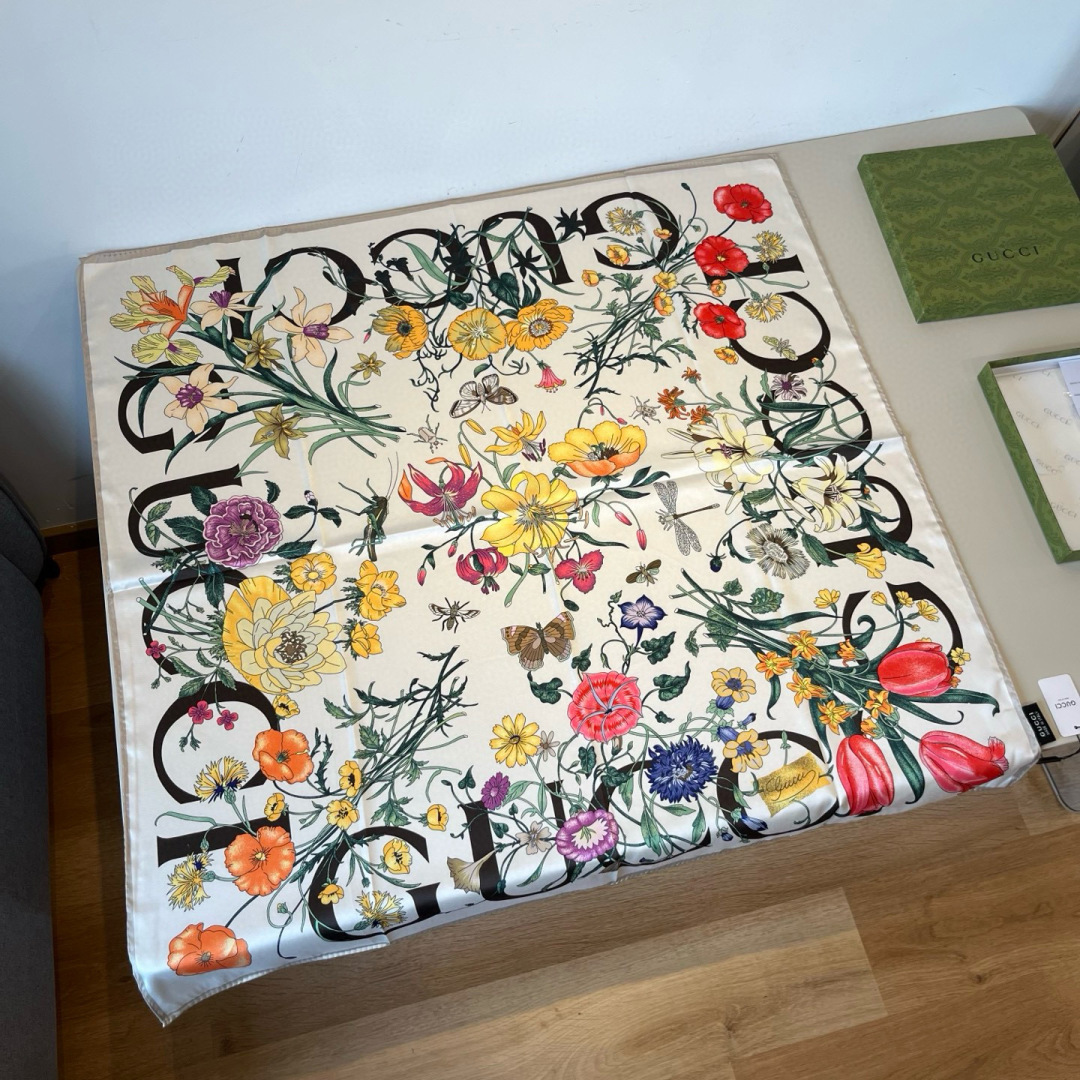 NO:542211,Batch Guqi new square scarf [GUCCI logo flower] Beautiful [Tear] The imperial palace-level classic element pattern design style is extremely beautiful. Really, the upper body is extremely skin-skin color versatile. Look at it yourself. Size 90x90cm high-end silk scarf, high-end scarf, gucci, real silk19860909批 古奇新款方巾【GUCCI标志花卉】美翻了[流泪]御用殿堂级极品经典元素图案设计风格美丽至极 真的 上身极为衬肤色 百搭 好看不好看自己看吧 尺寸90x90cm 真丝高版本围巾,高版本围巾,gucci,real silk,scarf