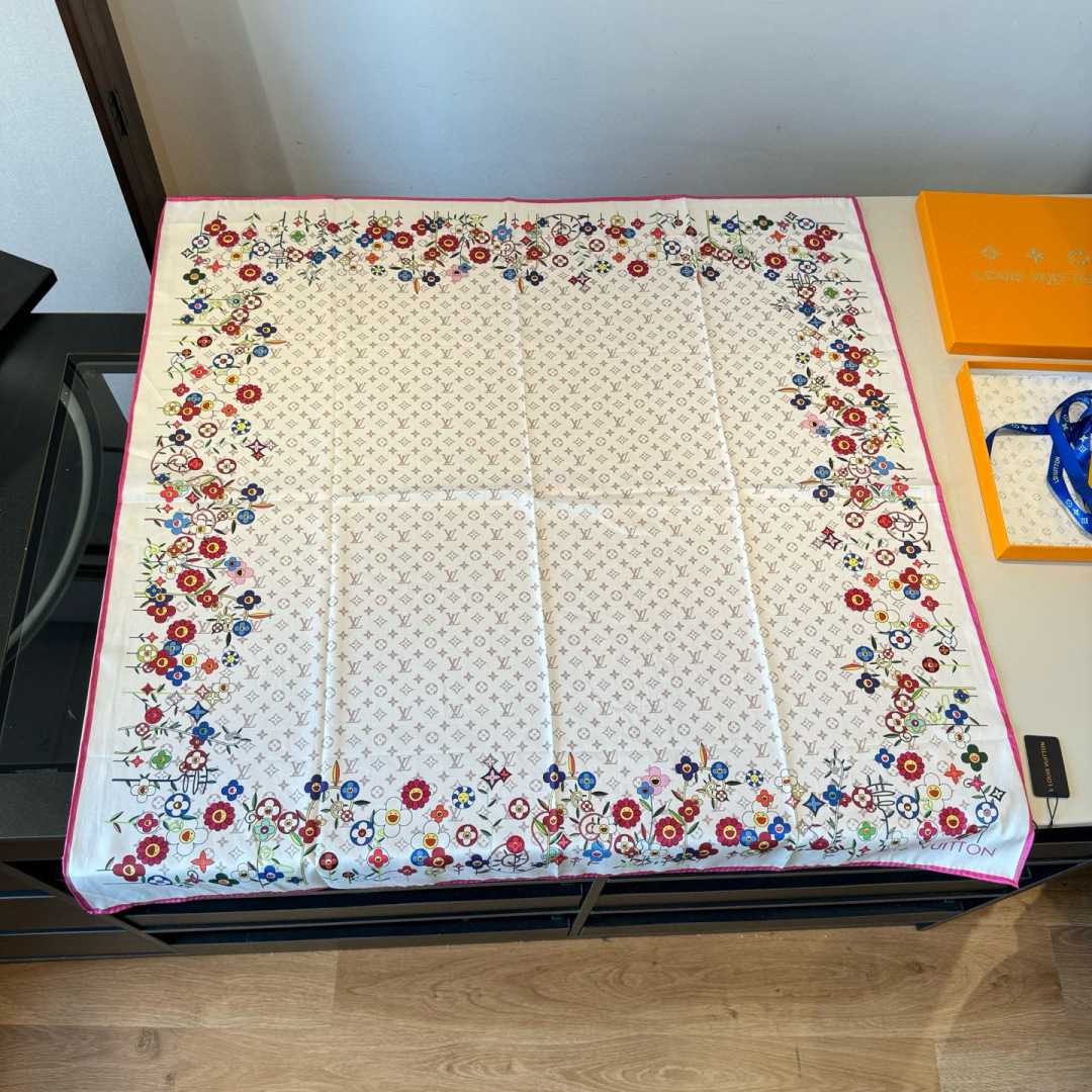 NO:542168,The LV x TM Monogram Superflat Flowers square scarf is from a collaboration series presented by Louis Vuitton and Takashi Murakami. It depicts the Monogram pattern background in the full frame of soft mulberry silk, and then greets the artist's 'super flat' style with a lively flower edge. The square configuration and wide size are suitable for shaping various shapes. Size: 90x90, mulberry silk!  High-version scarf, high-version scarf, louis vuitton, louis vuitton19860909批 LV x TM Monogram Superflat Flowers 方巾出自路易威登与村上隆携手呈现的合作系列,为柔软桑蚕丝全幅描绘 Monogram 图案背景,再以灵动花卉边缘致意艺术家的“超扁平”风格.方正构型和宽幅尺寸适宜塑造各式造型. 尺寸:90x90,桑蚕丝！高版本围巾,高版本围巾,louis vuitton,louis vuitton,scarf