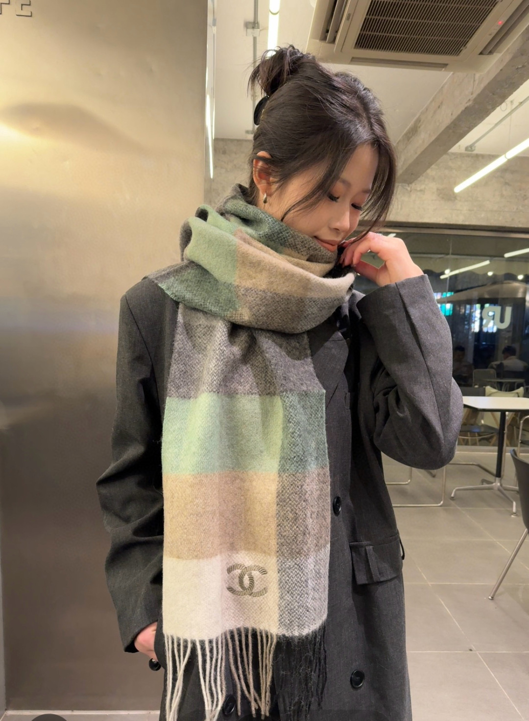 NO:542180,Batch Chanel · Chanel's new lambswool scarf is crazy good-looking, so stylish and charming. It is a very eye-catching autumn and winter item, allowing you to easily achieve the C position!  I really like it, the color design is very jumpy, the upper body effect is invincible, the feel is really amazing, the upper body effect really looks good no matter how you wear it!  !  This style is really worth buying with your eyes closed, and it can be easily worn by any age group!  !  !  30*200cm high version scarf, high version scarf, chanel, chanel19860909批 Chanel · 香奈儿新款羔羊绒围巾好看的要疯掉了,太有型太有魅力了非常亮眼的秋冬单品,让你轻轻松松做C位！真的很喜欢,非常跳跃的颜色设计 上身效果无敌羔绒,手感真的绝了上身效果真的随便怎么围都好看！！这种款式真的闭着眼买,任何年龄层都轻松驾驭！！！30*200cm高版本围巾,高版本围巾,chanel,chanel,scarf