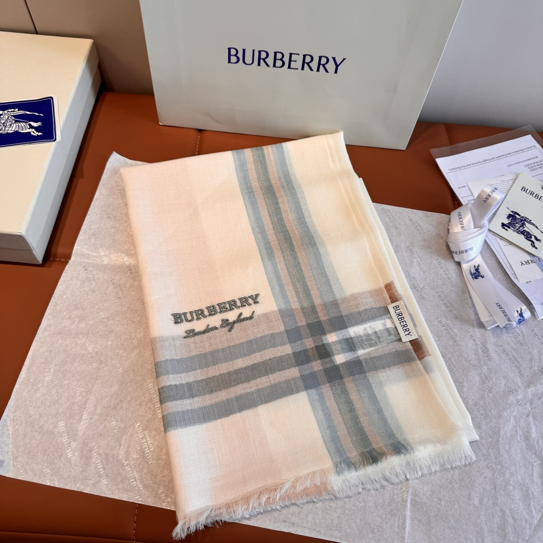 NO:542184,Buy Burberry Burberry cashmere scarf for palace-level imperial export orders!  The latest water-soluble cashmere lattice series. It is very suitable for spring and autumn and air-conditioned rooms. It is soft, smooth, thin and clear, and the fabric is excellent cashmere raw material. It feels soft and smooth and skin-friendly. You should hurry up and your hands are faster. Size 110*200cm high-version scarf, high-version scarf, burberry, burberry19860909批 巴宝莉Burberry羊绒长巾殿堂级御用推荐出口英国的订单！最新水溶羊绒格子系列.来的太是时候了非常适合春秋及空调房,柔软顺滑微薄正好纹路清晰面料是极好的羊绒原料.触感柔软顺滑,亲肤到极致.你们且手快一点.再快一点 尺寸110*200cm高版本围巾,高版本围巾,burberry,burberry,scarf