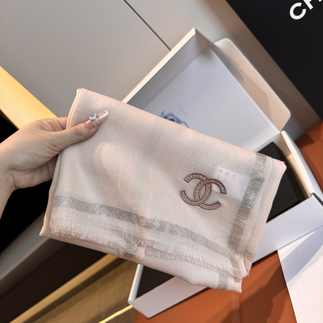 NO:542167,Batch Chanel Chanel cashmere long scarf for palace-level imperial export orders!  The latest water-soluble cashmere silver silk series. It is very suitable for spring and autumn and air-conditioned rooms. It is soft, smooth, thin, and clear texture. It is an excellent cashmere raw material. It feels soft and smooth and skin-friendly. You can use your hands to get faster. Size 110*200cm high-version scarf, high-version scarf, chanel, chanel19860909批 香奈儿Chanel羊绒长巾殿堂级御用推荐出口法国的订单！最新水溶羊绒银丝系列.来的太是时候了非常适合春秋及空调房,柔软顺滑微薄正好纹路清晰面料是极好的羊绒原料.触感柔软顺滑,亲肤到极致.你们且手快一点.再快一点 尺寸110*200cm高版本围巾,高版本围巾,chanel,chanel,scarf