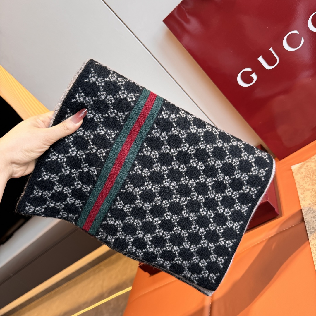 NO:542171,Buy Gucci ancient set of original list!  Big recommendation!  New knitted scarf!  Low-key luxury. A superb and stylish scarf with a soft and elite level!  This Gucci cashmere jacquard scarf becomes more and more popular the more you look at it, and the more you look at it, the more fashionable it becomes!  This craftsmanship and color matching are not ordinary at first glance. I really like this master-level fashion sense. People with attitude will definitely like it!  This design is more stretchy, more advanced, more atmospheric, and more affordable to recommend!  The belly velvet tip of the Albass purebred goat collected every spring is produced as the original velvet. The characteristic of this cashmere is that even after being processed by human craftsmanship, the essence of the original velvet is still retained to the greatest extent and has special texture patterns!  Holding the scarf in your hand is like holding a cloud and still feels airy!  It's really high-end. The biggest feature is the design sense of jacquard craftsmanship, which perfectly presents the classic gglogo!  30180cm. High-version scarf, high-version scarf, gucci19860909批 Gucci古套原单！重磅推荐！新款针织围巾！低调的奢侈感.极品柔美精英高手级别的时髦感围巾！这款Gucci羊绒提花围巾越看越爱,越看越时髦！这种工艺和配色一看就知道不是一般的,非常非常喜欢这种高手级别的时髦感,有态度的时髦人一定会喜欢！这样的设计更舒展,更高级,更大气,更加经得起推荐！采用每年开春采集的阿尔巴斯纯种绒山羊腹部绒尖为原绒生产,这种羊绒的特点就是,即便经过人类工艺的加工,仍最大程度的保留了原绒的本质,会有特殊的肌理纹！围巾握在手里就跟握着云朵般的仍空气绵绵感！真的非常高级最后,这个最大的特色还有提花工艺的设计感,将经典的gglogo另一种完美呈现！30180cm.高版本围巾,高版本围巾,gucci,scarf