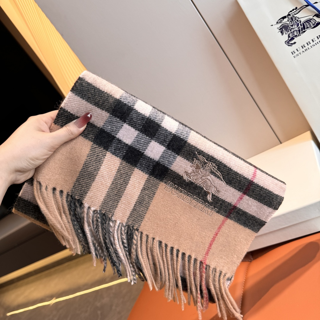 NO:542173,The top high-end goods spot issuance Burberry counter is super popular for ten thousand years [Classic plaid long scarf] Cashmere scarf is so good that it feels so good that it feels so good that it is top quality and high-end products of the top fashion brand. The classic plaid matches fashionable color patchwork is the screaming highlight of this model. The high-end quality and high-end quality in autumn and winter. Currently, the counters at home and abroad are super popular. Cashmere is about 30*180. It is definitely a high-end high-end scarf with slow hand loss, high-version scarf, burberry19860909批 顶级高端货现货发行巴宝莉专柜超爆万年款【经典格纹长巾】羊绒围巾品质手感好到不行顶级羊绒高尖端产物绝对令人尖叫的品质时尚大牌的顶尖设计款..经典格子搭配时尚拼色是此款令人尖叫的亮点秋冬必备的高端精品..目前海内外专柜都超级爆款..羊绒30*180左右 绝对是手慢无的高端精品高版本围巾,高版本围巾,burberry,scarf