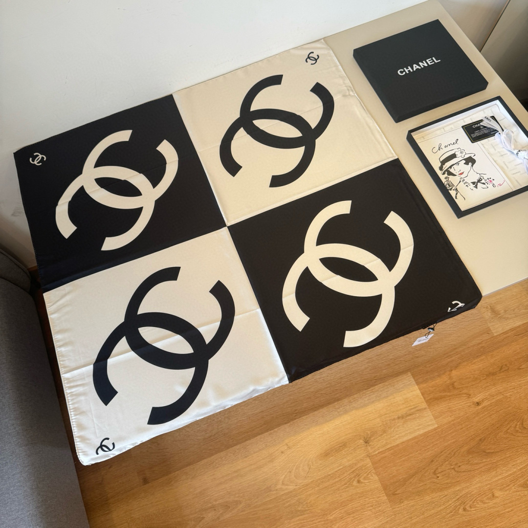 NO:581260,Batch original Xiaoxiang 90cm silk square scarf [letter large double C] top-quality twill silk material with hand-rolled edges, full of light luxury, high-end heavy twill silk completely counter-quality fabrics in pursuit of shape, crisp feel, bright and full colors, super eye-catching!  Good stuff waits for no one, don’t miss it if you like it [Ingredients size 90X90cm real silk] high version scarf, high version scarf, real silk19860909批 原单小香90cm真丝方巾【字母大双C】顶级斜纹真丝材质手工卷边,轻奢感十足高端重磅斜纹真丝完全专柜品相面料追求造型,手感挺括,鲜艳饱满色彩超级养眼！好货不等人,喜欢就别错过哦【成分尺寸90X90cm 真丝】高版本围巾,高版本围巾,real silk,scarf