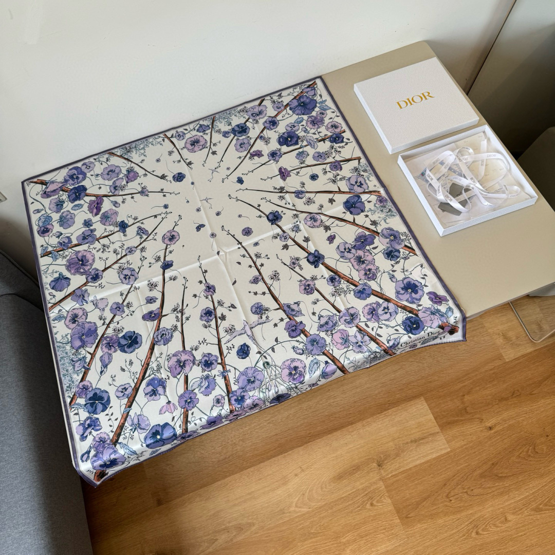 NO:581271,Batch Dior's new wipe towel [Dior floral square scarf] is so beautiful [crying] Royal palace level top classic element pattern design style is extremely beautiful. It really matches the skin tone of the upper body. It is versatile. You can decide whether it looks good or not. Size 90x90cm. Real silk high version scarf, high version scarf, dior, dior, real silk19860909批 迪奥新抹放巾【Dior花卉方巾】美翻了[流泪]御用殿堂级极品经典元素图案设计风格美丽至极 真的 上身极为衬肤色 百搭 好看不好看自己看吧 尺寸90x90cm 真丝高版本围巾,高版本围巾,dior,dior,real silk,scarf