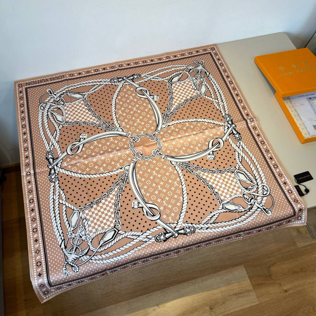 NO:581277,The first batch of LV's new square scarves reinterprets the traditional veil with a creative and unique approach, the silk square scarf 'Caller Canvas Veil'. The single pattern symbolizing the manor and the Damier pattern are integrated into the single flower artistically imitated by the straps, ropes and chains to complete a design full of personality. An elegant statement piece that pays tribute to the marine world. Size 90x90cm Material silk high version scarf, high version scarf, louis vuitton, real silk19860909批 LV新款方巾 以创意和独特的手法重新诠释了传统面纱,丝绸方形围巾“卡勒帆布面纱”.将象征庄园的单体图案和达米埃图案融入带子、绳子和链条艺术模仿的单体花朵中,完成充满个性的设计.优雅宣言单品,向海洋世界致敬. 尺寸90x90cm 材质真丝高版本围巾,高版本围巾,louis vuitton,real silk,scarf