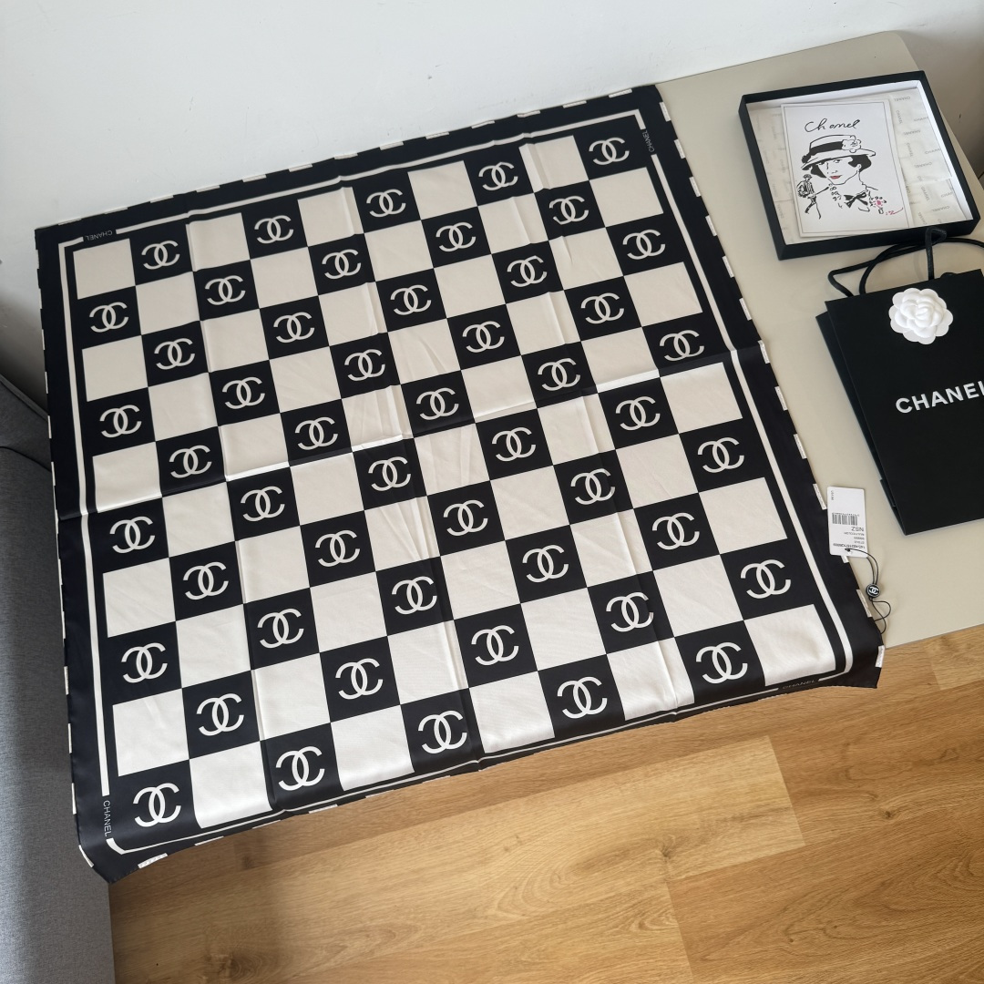 NO:704334,Batch original order Xiaoxiang 90cm silk square scarf [checkerboard double C] top-quality twill silk material with hand-rolled edges, full of light luxury, high-end heavy twill silk completely counter-quality fabrics in pursuit of shape, crisp feel, bright and full colors, super eye-catching!  Good stuff waits for no one, don’t miss it if you like it [Ingredients size 90X90cm real silk] high version scarf, high version scarf, real silk19860909批 原单小香90cm真丝方巾【棋盘格双C】顶级斜纹真丝材质手工卷边,轻奢感十足高端重磅斜纹真丝完全专柜品相面料追求造型,手感挺括,鲜艳饱满色彩超级养眼！好货不等人,喜欢就别错过哦【成分尺寸90X90cm 真丝】高版本围巾,高版本围巾,real silk,scarf