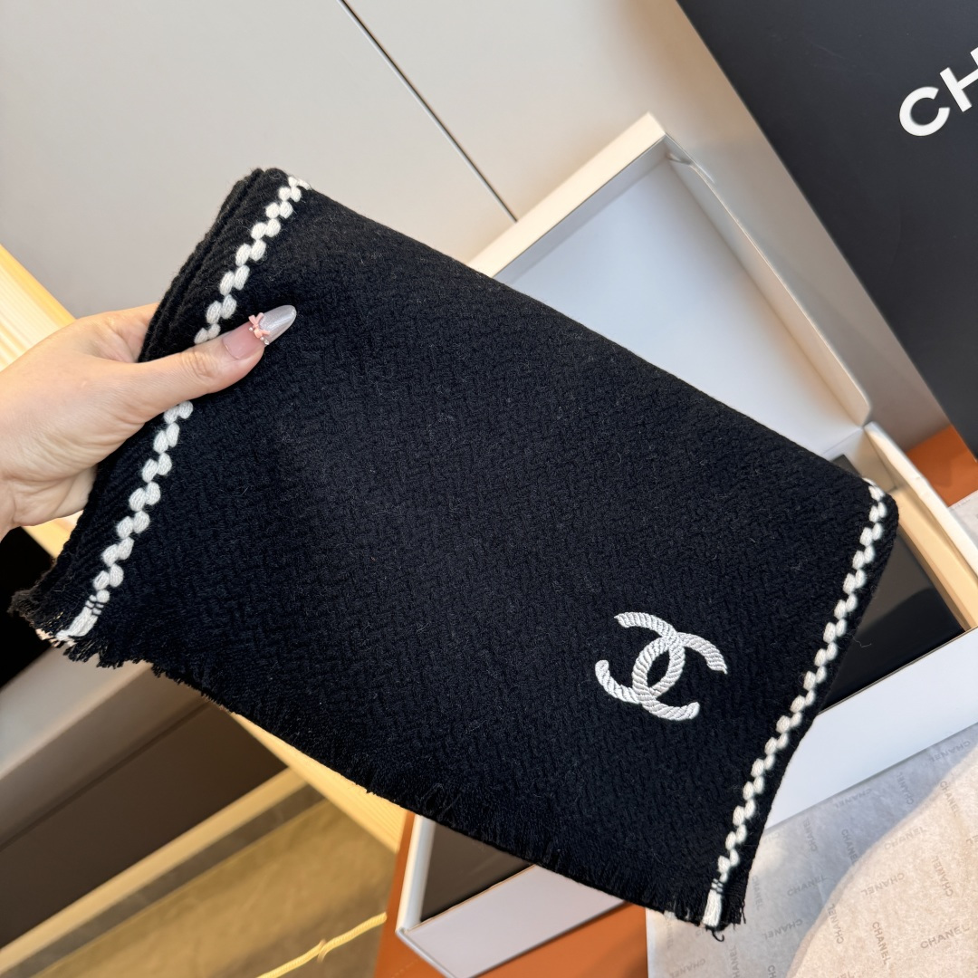 NO:574771,The first batch of Chanel Chanel 2025 series products are exclusively for VIP products. The top-quality imported Scottish cashmere texture makes the scarf elastic, soft and skin-friendly. It is extremely noble and elegant. Intellectual style. Simple and elegant design. It is definitely not a flashy style. It is definitely the first choice for matching accessories to taste life. A must-have for those who know the goods. A must-have for casual style matching!  [Color][Color][Color] Laymen please avoid Size: 38*185 cashmere high version scarf, high version scarf, chanel, chanel19860909批 Chanel香奈儿2025系列货 专供vip产品 顶级苏格兰进口羊绒纹路织法使围巾赋有弹性且柔软亲肤  无比的高贵优雅 知性的款式 简洁大气的设计 绝对的不是花里胡哨的款式绝对的品味生活的首选搭配饰品 识货者必入.休闲风格搭配必备哦！[色][色][色]外行请绕道 Size:38*185羊绒高版本围巾,高版本围巾,chanel,chanel,scarf