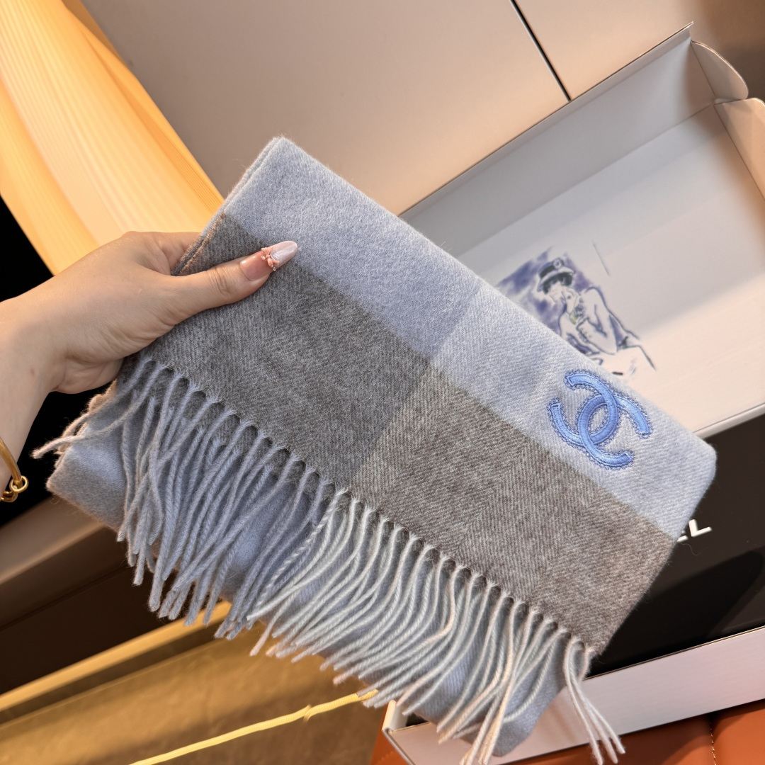 NO:581337,Batch [CHANEL·Chanel] If you like good-looking, high-quality products, you can buy them. It is a celebrity item, no matter how it is paired with it, it is full of temperament. The best cashmere water ripple scarf, the ingredients support testing, the feel is soft and delicate, and the fried chicken is invincible. In short, both the fabric and the craftsmanship are the kind of high-end feeling at first glance!  You must know that this type of goods is only produced in small quantities, and this batch of orders is also monitored very strictly. The quantity that comes out is very small, some are fast, some are slow, no size 30*180cm cashmere high version scarf, high version scarf, chanel, chanel19860909批【CHANEL·香奈儿】喜欢有颜值,高质量的亲可入手,名媛单品,无论怎么搭配都是满满的气质感,极品山羊绒水波纹小围巾,成份支持检测手感柔软细腻炒鸡无敌,总之无论是面料还是工艺都是那种一看就很高级的感觉！要知道这类货也只有少量生产,这批订单也是监控超级严格流出来的数量极少手快有手慢无size30*180cm羊绒高版本围巾,高版本围巾,chanel,chanel,scarf