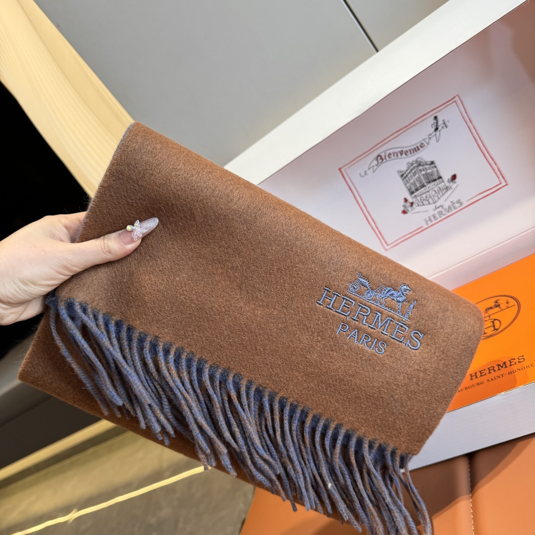 NO:619942,Batch Hermes · Hermes double-sided lambswool scarf Highly recommended!  Top quality lambswool material, very good quality, very warm, soft and skin-friendly without irritating the neck. Classic double-sided color matching design, one scarf with two styles for boys and girls, size 30*180cm high version scarf, high version scarf, hermes, hermes19860909批 Hermes · 爱马仕双面羔羊绒围巾 重磅推荐！顶级羔羊绒材质,质量好到爆非常保暖,柔软亲肤不扎脖.经典双面拼色设计,一条围巾两种风格男生女生通用,size30*180cm高版本围巾,高版本围巾,hermes,hermes,scarf