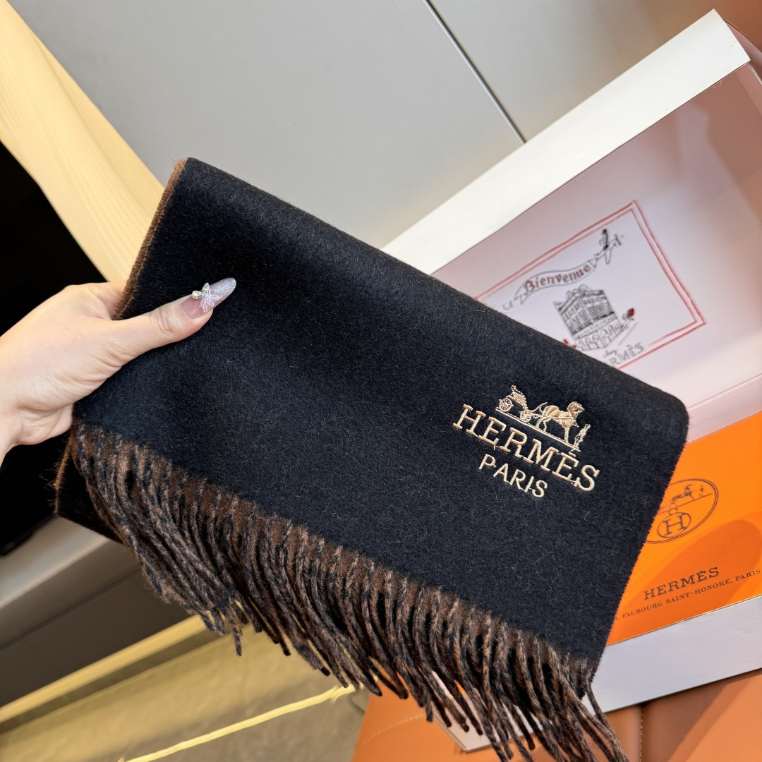 NO:574514,Batch Hermes · Hermes double-sided lambswool scarf Highly recommended!  Top quality lambswool material, very good quality, very warm, soft and skin-friendly without irritating the neck. Classic double-sided color matching design, one scarf with two styles for boys and girls, size 30*180cm high version scarf, high version scarf, hermes, hermes19860909批 Hermes · 爱马仕双面羔羊绒围巾 重磅推荐！顶级羔羊绒材质,质量好到爆非常保暖,柔软亲肤不扎脖.经典双面拼色设计,一条围巾两种风格男生女生通用,size30*180cm高版本围巾,高版本围巾,hermes,hermes,scarf