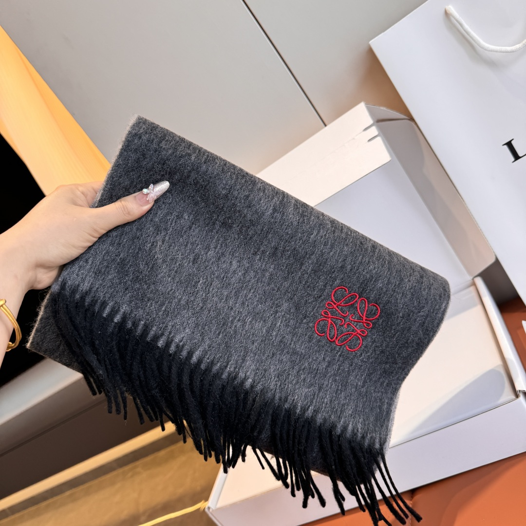 NO:619961,New batch!  Loewe ·  Loewe’s rare and gentle color matching, low-key yet elegant] We highly recommend double-sided color matching, a scarf with two styles, high-end, comfortable and fashionable temperament, a niche name, but full of big-name style, super Amway loewe this soft scarf that touches the heart,  Extremely simple colors with eye-catching color-changing logo, the finishing touch without losing the beauty, the pursuit of successful people, the color is absolute, a little unique fairy spirit, the absolute choice for couples, the color is elegant, not enchanting, and the very soft cashmere material specification is 30  x 180cm high version scarf, high version scarf, loewe, loewe19860909批 上新！Loewe · 罗意威难得一见的温柔配色,低调又不失优雅】重点推荐双面配色,一条围巾两种风格搭配,高级舒适时髦气质,名小众,却大牌范十足,超级安利loewe这款触动内心的柔美围巾,极其简单的颜色搭配抢眼的变色logo,点睛之笔确又不失美感,成功人士的追求,色彩绝对,有点独有的仙气,绝对的情侣款不二之选,颜色淡雅,不妖娆非常柔软的羊绒材质规格30 x 180cm高版本围巾,高版本围巾,loewe,loewe,scarf