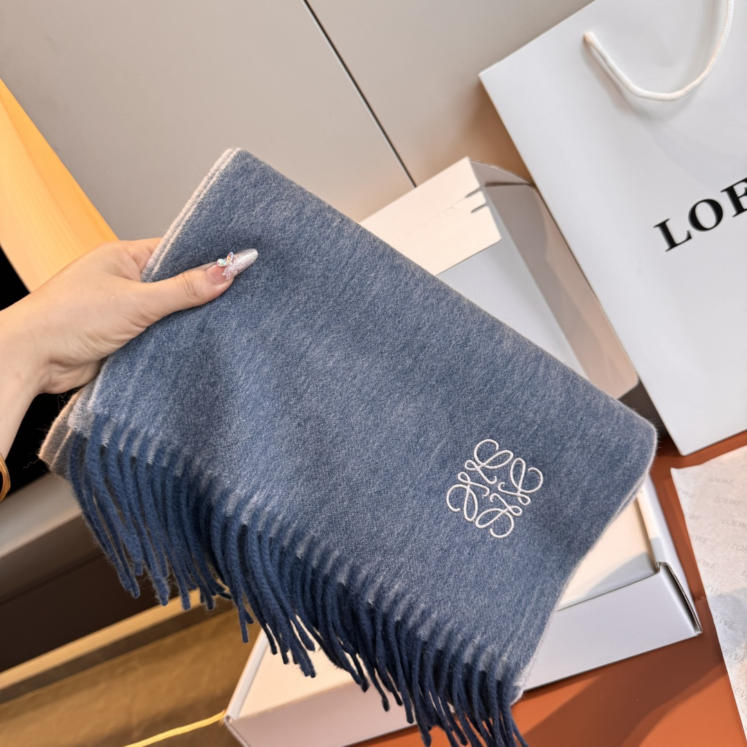 NO:574517,New batch!  Loewe ·  Loewe’s rare and gentle color matching, low-key yet elegant] We highly recommend double-sided color matching, a scarf with two styles, high-end, comfortable and fashionable temperament, a niche name, but full of big-name style, super Amway loewe this soft scarf that touches the heart,  Extremely simple colors with eye-catching color-changing logo, the finishing touch without losing the beauty, the pursuit of successful people, the color is absolute, a little unique fairy spirit, the absolute choice for couples, the color is elegant, not enchanting, and the very soft cashmere material specification is 30  x 180cm high version scarf, high version scarf, loewe, loewe19860909批 上新！Loewe · 罗意威难得一见的温柔配色,低调又不失优雅】重点推荐双面配色,一条围巾两种风格搭配,高级舒适时髦气质,名小众,却大牌范十足,超级安利loewe这款触动内心的柔美围巾,极其简单的颜色搭配抢眼的变色logo,点睛之笔确又不失美感,成功人士的追求,色彩绝对,有点独有的仙气,绝对的情侣款不二之选,颜色淡雅,不妖娆非常柔软的羊绒材质规格30 x 180cm高版本围巾,高版本围巾,loewe,loewe,scarf