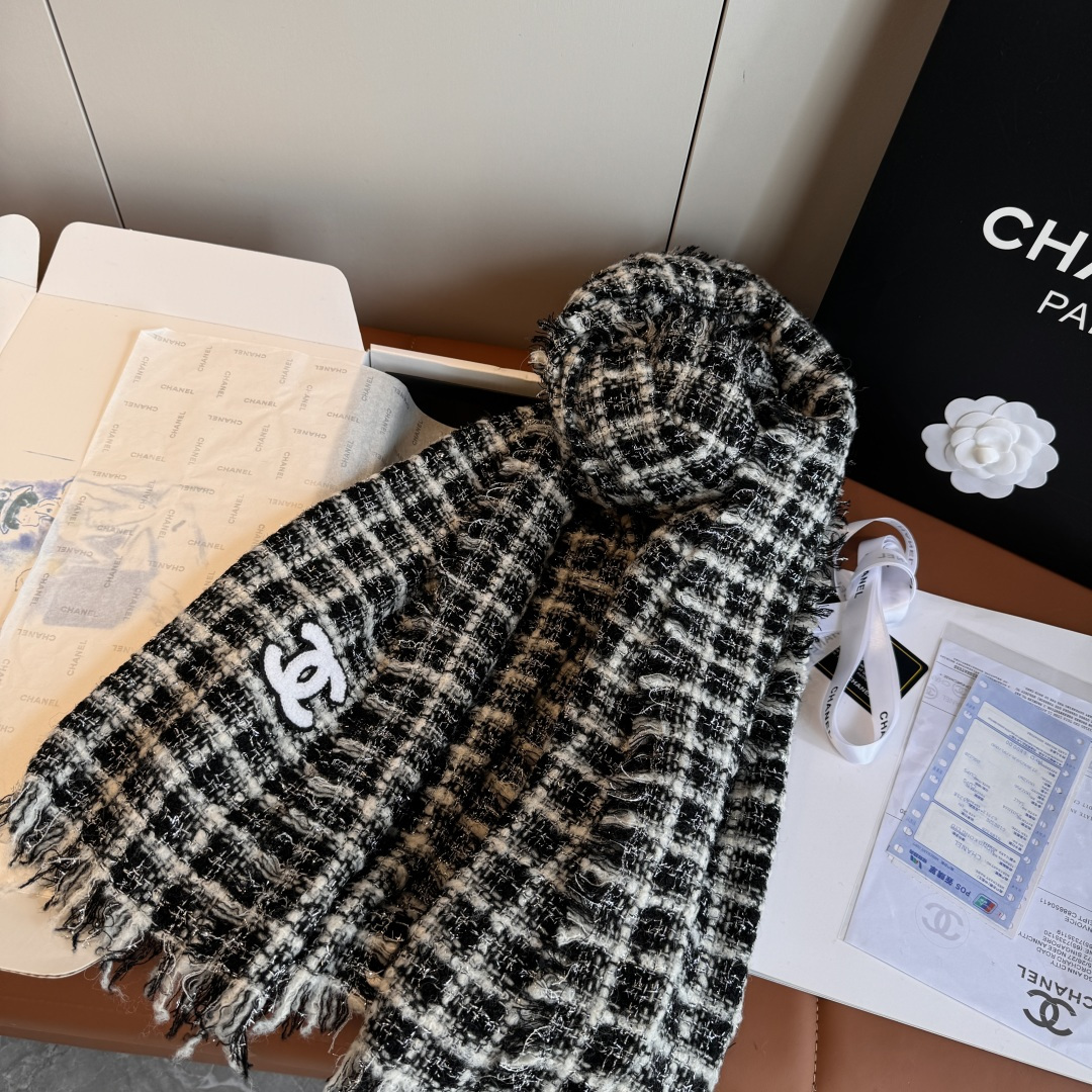 NO:581279,Batch Chanel [True Fragrance Series · Chanel Classic Small Fragrance Style Black and White Plaid Scarf] Fashionable and luxurious quality woolen yarn for joint venture ordering, a rare high-end product!  Give it away for personal use. Exclusive real-life photos. What you see. The colors are super authentic. Top-quality goods wait for no one. Products sold through special channels are absolute top-quality goods. Every detail is the special counter. 70*180cm. Sheep wool is highly recommended. High-end scarves, high-end scarves, chanel, chanel19860909批 香奈儿【真香系列 · Chanel 经典小香风黑白格纹围巾】时尚奢华品质上乘客供合资订纺的毛呢纱线,难得一见的高端货！送人自用绝对高大上独家实物拍摄所见所得,颜色超正顶级好货不等人,特殊渠道货卖一个少一个绝对的顶级好货,任何一个细节都是专柜的节70*180cm 绵羊毛重磅推荐高版本围巾,高版本围巾,chanel,chanel,scarf