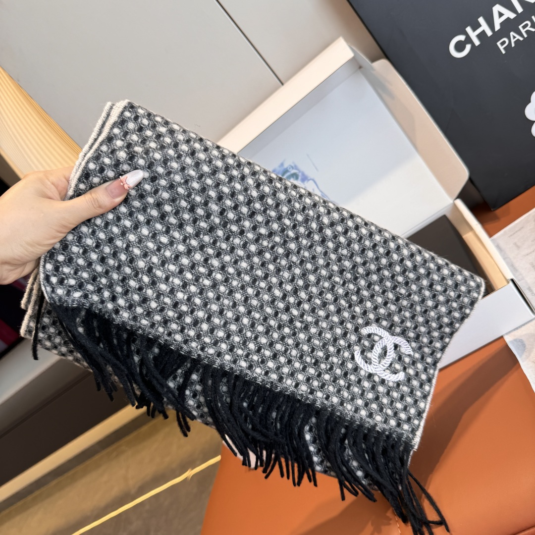 NO:574436,Batch [CHANEL·Chanel] If you like good looks, you can buy high-quality products. It is a celebrity item, no matter how it is paired with it, it is full of temperament. Cashmere weaving, soft and delicate to the touch, is invincible. Both the fabric and the craftsmanship are the kind of high-end feeling at first glance. size35*180cm high version scarf, high version scarf, chanel, chanel19860909批【CHANEL·香奈儿】喜欢有颜值,高质量的亲可入手,名媛单品,无论怎么搭配都是满满的气质感 山羊绒编织,手感柔软细腻炒鸡无敌,无论面料还是工艺都是那种一看就很高级的感觉 size35*180cm高版本围巾,高版本围巾,chanel,chanel,scarf