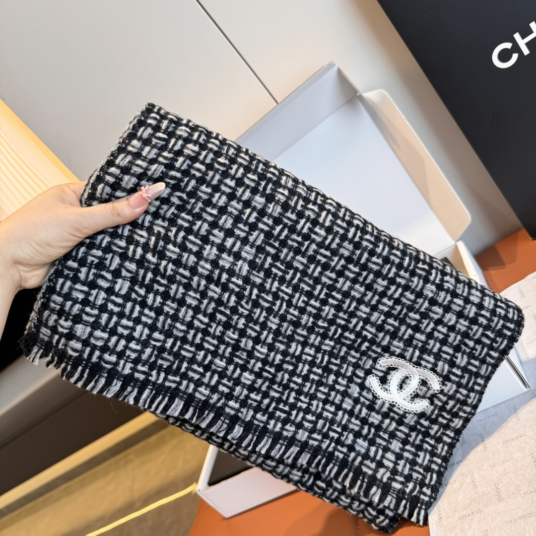 NO:581266,The first batch of Chanel Chanel 2025 series products are exclusively for VIP products. The top-quality imported Scottish cashmere texture makes the scarf elastic, soft and skin-friendly. It is extremely noble and elegant. Intellectual style. Simple and elegant design. It is definitely not a flashy style. It is definitely the first choice for matching accessories to taste life. A must-have for those who know the goods. A must-have for casual style matching!  [Color][Color][Color] Laymen please avoid Size: 38*185 cashmere high version scarf, high version scarf, chanel, chanel19860909批 Chanel香奈儿2025系列货 专供vip产品 顶级苏格兰进口羊绒纹路织法使围巾赋有弹性且柔软亲肤  无比的高贵优雅 知性的款式 简洁大气的设计 绝对的不是花里胡哨的款式绝对的品味生活的首选搭配饰品 识货者必入.休闲风格搭配必备哦！[色][色][色]外行请绕道 Size:38*185羊绒高版本围巾,高版本围巾,chanel,chanel,scarf