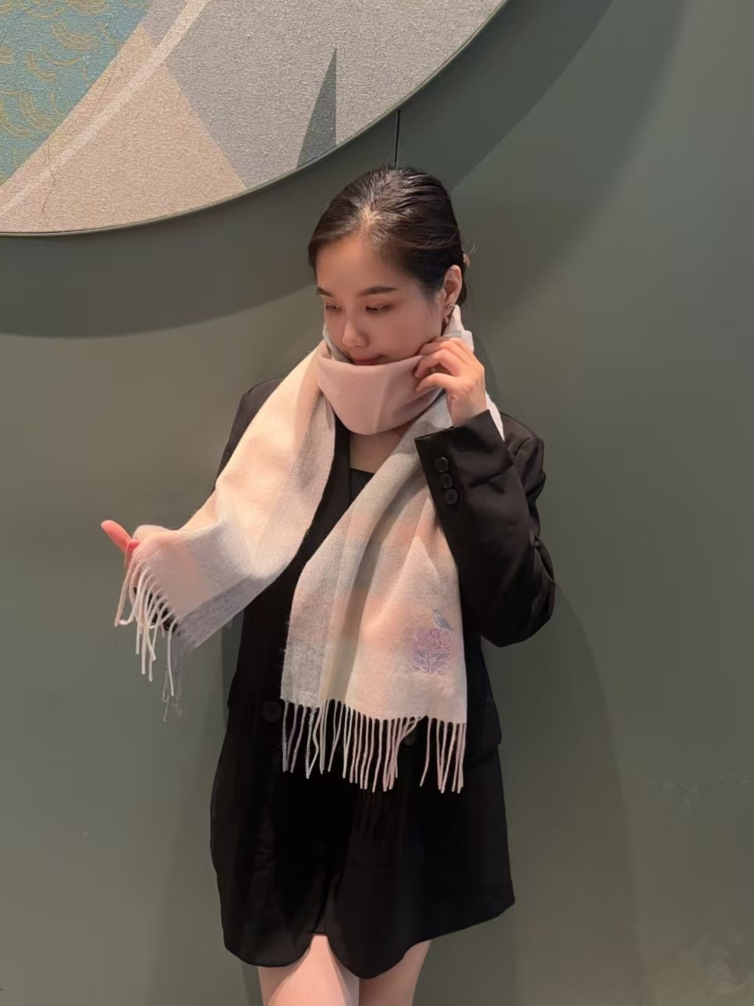 NO:581269,New batch!  Loewe ·  Loewe's rare gentle color matching, low-key yet elegant] Highly recommended, high-end, comfortable and fashionable temperament, niche but full of big-name style, super Amway loewe, this soft scarf that touches the heart, extremely simple color with eye-catching color-changing logo, the finishing touch without losing beauty, the pursuit of successful people, the color is absolute, a little unique fairy spirit, the absolute choice for couples, the color is elegant, not enchanting, very soft cashmere material specifications 30 x  180cm high version scarf, high version scarf, loewe, loewe19860909批 上新！Loewe · 罗意威难得一见的温柔配色,低调又不失优雅】重点推荐高级舒适时髦气质,小众却大牌范十足,超级安利loewe这款触动内心的柔美围巾,极其简单的颜色搭配抢眼的变色logo,点睛之笔确又不失美感,成功人士的追求,色彩绝对,有点独有的仙气,绝对的情侣款不二之选,颜色淡雅,不妖娆非常柔软的羊绒材质规格30 x 180cm高版本围巾,高版本围巾,loewe,loewe,scarf