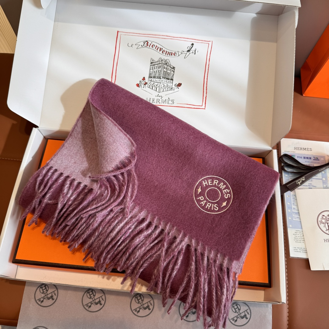NO:581272,Batch Hermes · Hermes double-sided lambswool scarf Highly recommended!  Top quality lambswool material, very good quality, very warm, soft and skin-friendly without irritating the neck. Classic double-sided color matching design, one scarf with two styles for boys and girls, size 30*180cm high version scarf, high version scarf, hermes, hermes19860909批 Hermes · 爱马仕双面羔羊绒围巾 重磅推荐！顶级羔羊绒材质,质量好到爆非常保暖,柔软亲肤不扎脖.经典双面拼色设计,一条围巾两种风格男生女生通用,size30*180cm高版本围巾,高版本围巾,hermes,hermes,scarf