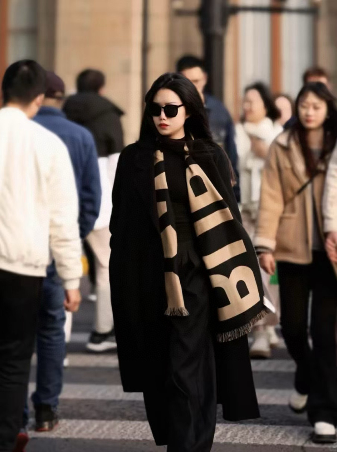 NO:581275,Batch Burberry high version [Double-Sided Long Scarf with Large Letter B] Free of charge, new colors at the counter, really fragrant, a must-have recommendation!  The best quality on the entire Internet is recommended to my old sisters, feel free to buy the Burberry double-sided large letter scarf, it is super popular, super good-looking and versatile!  !  Big letter logo is simple and big!  Front and back colors, exactly equal to 2 scarves!  !  A best-selling model at the counter, super warm!  !  Bur once again used two colors on the scarf, and the effect is super great. The counter price is +, which is also very cost-effective!  !  I highly recommend this scarf. It adopts the zero-point velvet method and is super soft, warm and comfortable!  The upper body is magically high-end, unique and uniquely beautiful!  !  !  Minimalist yet classic and timeless!  !  !  !  Size specification 36*180cm high version scarf, high version scarf, burberry19860909批 Burberry高版本【B大字母双面长巾】免代购,专柜新色,真香必入推荐款！全网最好的品质推荐给我的老姐妹们,放心入Burberry双面大字母围巾,超级火超级好看百搭的！！大字母Logo简约大牌！正反双色,完全等于2条围巾！！专柜热卖的款,超级保暖！！Bur又一次将双色用在了围巾上,效果是超级棒的,专柜售价＋,也是很具有性价比的一款！！这款真心推荐,采用零点底绒法,围巾超级柔暖舒服！上身就是神奇的高级,与众不同,独一份的美！！！极简却又经典永恒！！！！ 尺寸规格36*180cm高版本围巾,高版本围巾,burberry,scarf