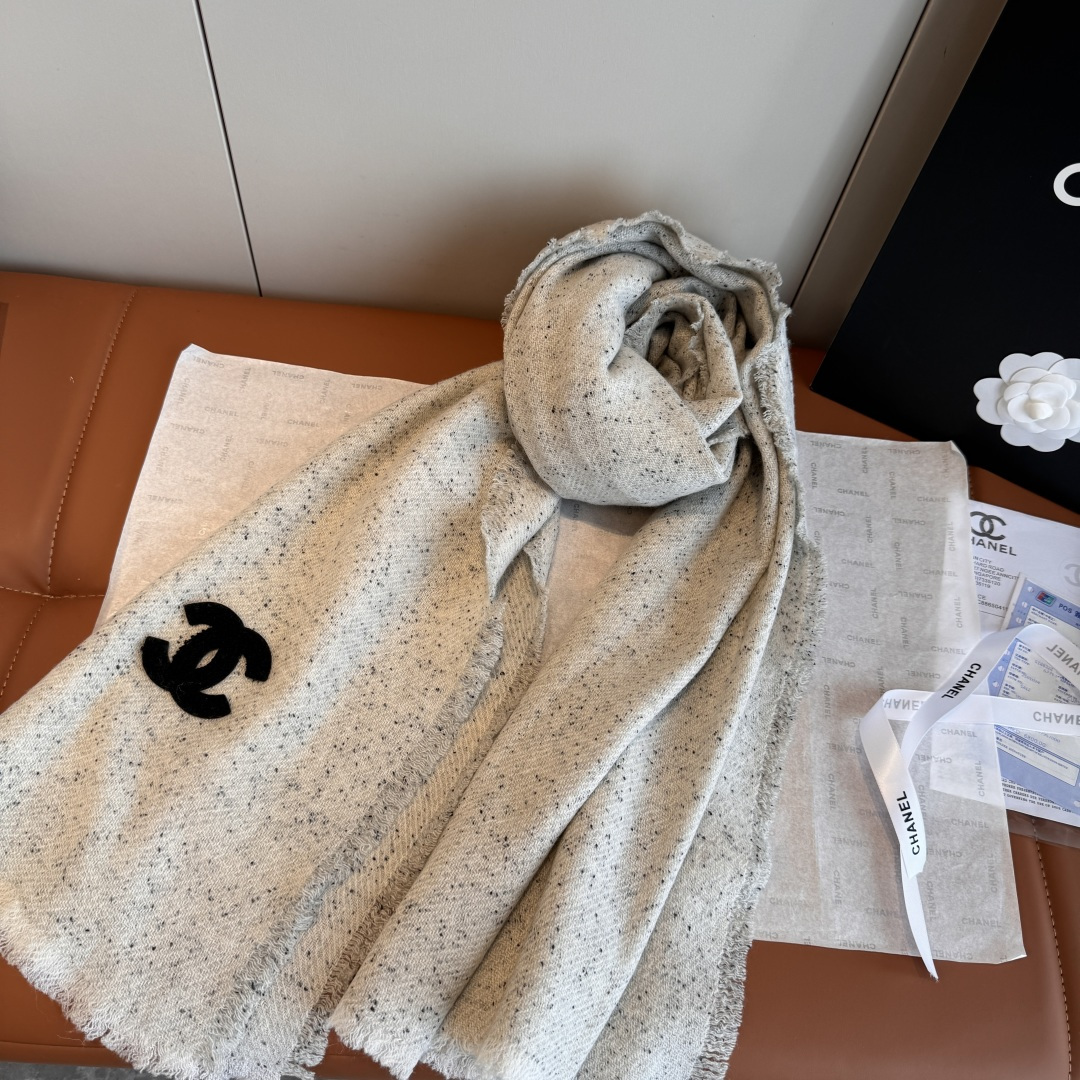 NO:581278,Chanel's new autumn and winter products · Cashmere lightweight scarf is made from the finest cashmere fiber, which is time-consuming and labor-intensive, and then soaked and washed in clear spring water, so that the cashmere fiber presents a unique fluffy texture. It feels so delicate. It uses light milling technology to have a luxurious and soft surface gloss. The hand is full of fine fluff, soft and skin-friendly. This price is absolutely 100% affordable, and it is a good gift to keep for yourself!  Absolutely good product size 70x 180cm, cashmere high version scarf, high version scarf, chanel, chanel19860909批 Chanel香奈儿秋冬新品 · 羊绒轻缩围巾臻选上乘的山羊绒纤维,耗时耗力,再以清泉水浸泡涤荡,使羊绒纤维呈现出独特的蓬松质感,手感才如此细腻,采用轻缩绒工艺,才有奢华柔和的表面光泽手感满满地都是细腻的绒毛柔软亲肤,这个价格绝对百分之百的实惠送礼自留都不错！绝对好货size70x 180cm,羊绒高版本围巾,高版本围巾,chanel,chanel,scarf