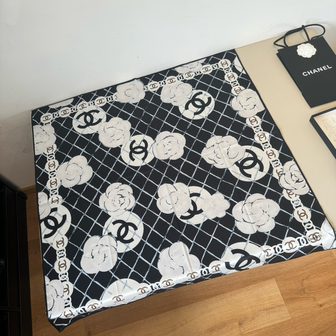 NO:554277,Original Xiaoxiang 90cm silk square scarf, camellia. Top-quality twill silk material with hand-rolled edges, full of light luxury. High-end heavy-weight twill silk, fully counter-quality fabrics, pursuing style, crisp feel, bright and full colors, super eye-catching!  Good stuff waits for no one, don’t miss it if you like it [Ingredients size 90X90cm twill silk] high version scarf, high version scarf, real silk19860909原单小香90cm真丝方巾,山茶花.顶级斜纹真丝材质手工卷边,轻奢感十足高端重磅斜纹真丝完全专柜品相面料追求造型,手感挺括,鲜艳饱满色彩超级养眼！好货不等人,喜欢就不能错过哦【成分尺寸90X90cm 斜纹真丝】高版本围巾,高版本围巾,real silk,scarf