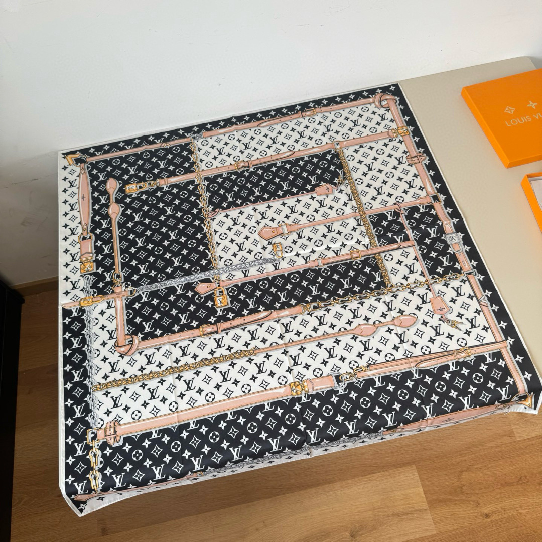 NO:554279,Original Lv square scarf, classic Monogram print, 4 colors in stock. Twill silk material with hand-rolled edges, full of light luxury and exquisite leather belts combined into a classic pattern, which matches the skin tone and is versatile. High-end heavy twill silk [component size 90X90cm twill silk] high version scarf, high version scarf, louis vuitton, real silk19860909原单Lv方巾,经典 Monogram印花,4色现货.斜纹真丝材质手工卷边,轻奢感十足精美皮带组合成经典图案 既衬肤色又百搭 高端重磅斜纹真丝【成分尺寸90X90cm 斜纹真丝】高版本围巾,高版本围巾,louis vuitton,real silk,scarf