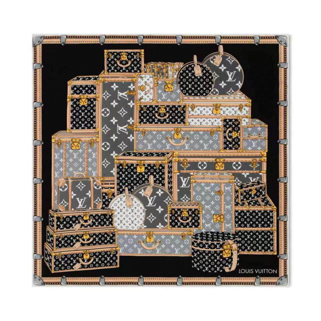 NO:554281,The first batch of Let's Go 90 square scarves rely on silk screen printing technology to depict hard boxes of different sizes, studs, metal corner patterns and LV letters with colorful strokes, highlighting Louis Vuitton's travel heritage.19860909批 Let's Go 90 方巾依托丝印工艺,以缤纷笔触描绘尺寸各异的硬箱、饰钉、金属边角图案和 LV 字母,彰显路易威登的旅行传承,搭配撞色轮廓和手工卷边,全新加入品牌配饰系列. 90 x 90 厘米 真丝高版本围巾,高版本围巾,louis vuitton,louis vuitton,real silk,scarf