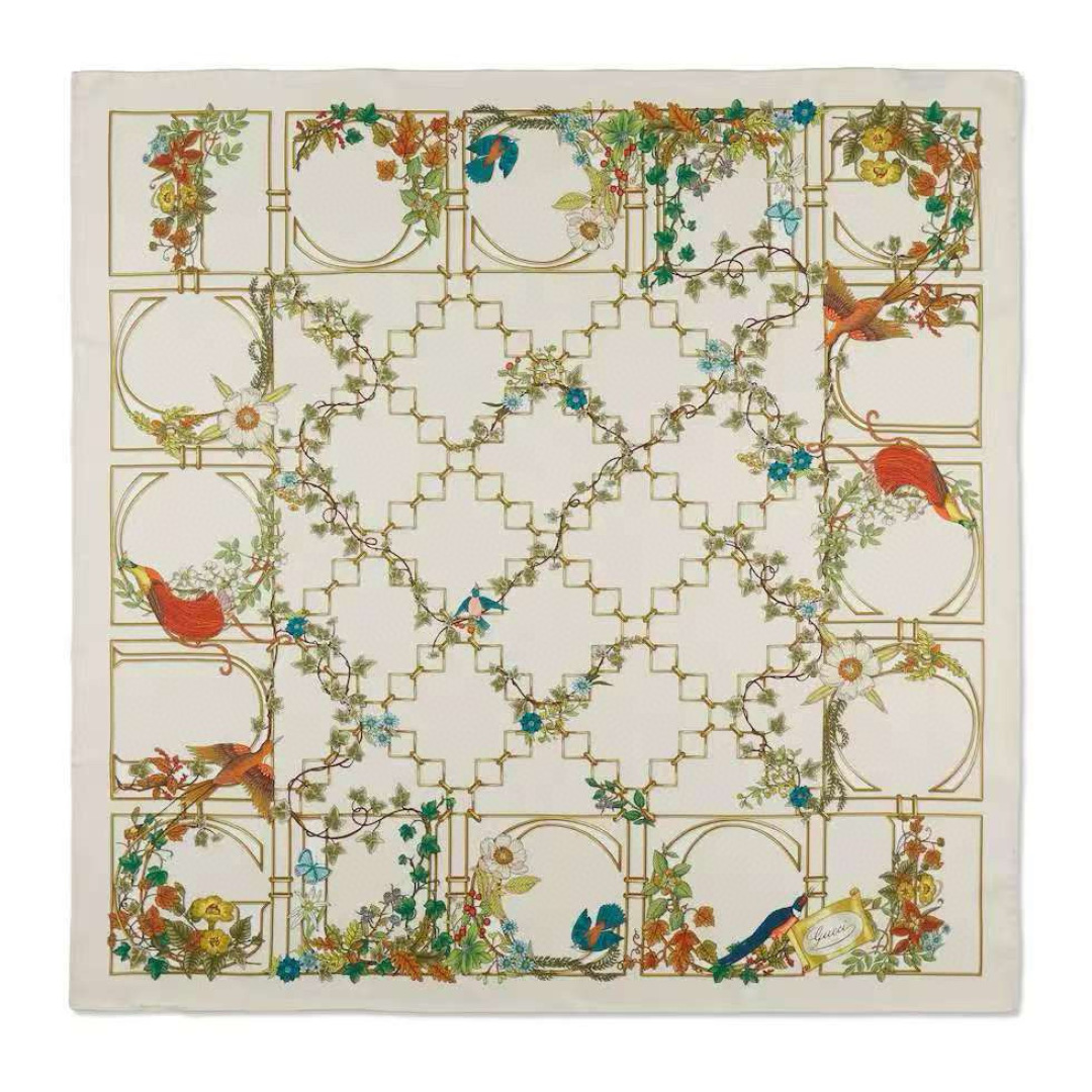 NO:554266,Gucci's new square scarf Gucci animal and flower print. The brand's archive patterns shine against the new eye-catching print. This square scarf is exquisitely embellished with animal and flower prints, highlighting Gucci's design inspiration from nature. Twill mulberry silk 90 cm (length) x 90 cm (width) high version scarf, high version scarf, gucci19860909批 Gucci新款方巾 Gucci动物和花卉印花 品牌典藏图案在与全新醒目印花的衬托下熠熠生辉.这款方巾匠心缀饰动物和花卉印花,彰显Gucci从大自然汲取而来的设计灵感. 斜纹桑蚕丝 90厘米（长）x 90厘米（宽）高版本围巾,高版本围巾,gucci,scarf