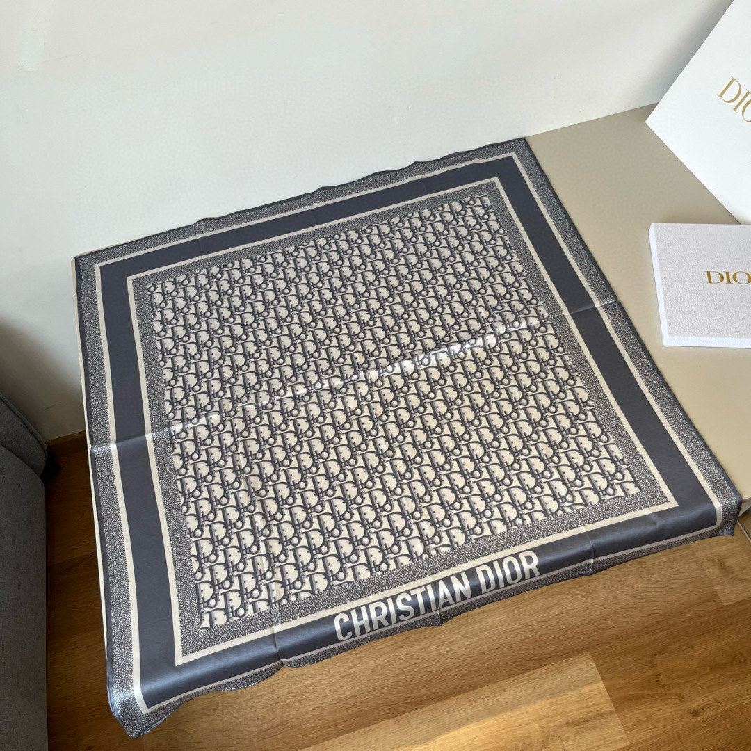 NO:554268,The first Dior classic printed square scarf pays homage to the classic Oblique print. This Diortwin square scarf is carefully made of mulberry silk twill fabric, with hand-stitched topstitch trim, and decorated with the same tone 'CHRISTIAN DIOR' signature jacquard strip pattern. It can be tied around the neck or used as a headscarf to create an overall look rich in Dior style. Size: 90x90cm high version scarf, high version scarf, dior19860909批 Dior经典印花方巾,向经典的 Oblique 印花致敬. 这款 Diortwin 方巾采用桑蚕丝斜纹面料精心制作,搭配手工缉面线饰边,饰以同色调“CHRISTIAN DIOR”标志提花条形图案.可系在颈部或作为头巾使用,打造富有 Dior 风情的整体造型. Size:90x90cm高版本围巾,高版本围巾,dior,scarf