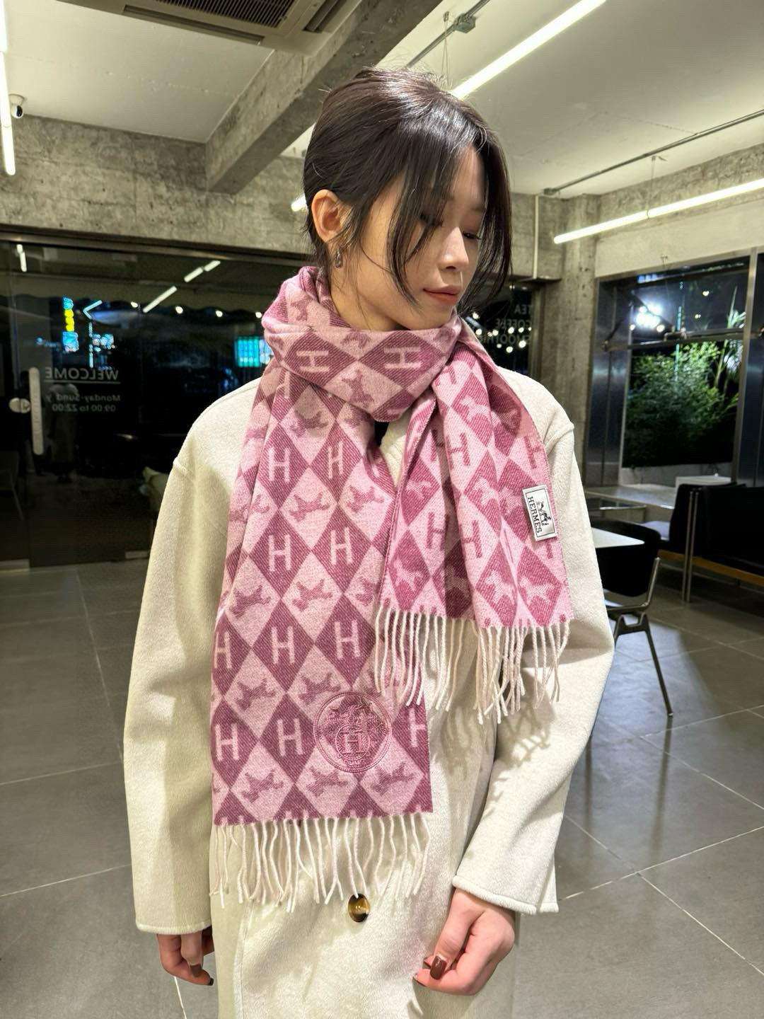 NO:554288,Batch HERMES [Hermès] new cashmere scarf at Paris Fashion Show!  Made of Mongolian Plateau fine cashmere!  It feels full of fine fluff!  This price is absolutely 100% affordable!  Exquisite jacquard embroidery craftsmanship!  Great for giving as a gift or keeping for yourself!  Absolutely good stuff!  Each item is shipped after multiple inspections!  No one-off products!  It's a pity to miss such a good thing. Size 180*32 high version scarf, high version scarf, hermes, hermes19860909批 HERMES【爱马仕】巴黎时装展新款羊绒围巾！采用蒙古高原细羊绒！手感满满地都是细腻的绒毛！这个价格绝对百分之百的实惠！精湛绝伦的提花刺绣工艺！送礼自留都不错！绝对好货！每条都经过多次检查出货！无一次品！这样的好东西错过实在可惜 尺寸180*32高版本围巾,高版本围巾,hermes,hermes,scarf