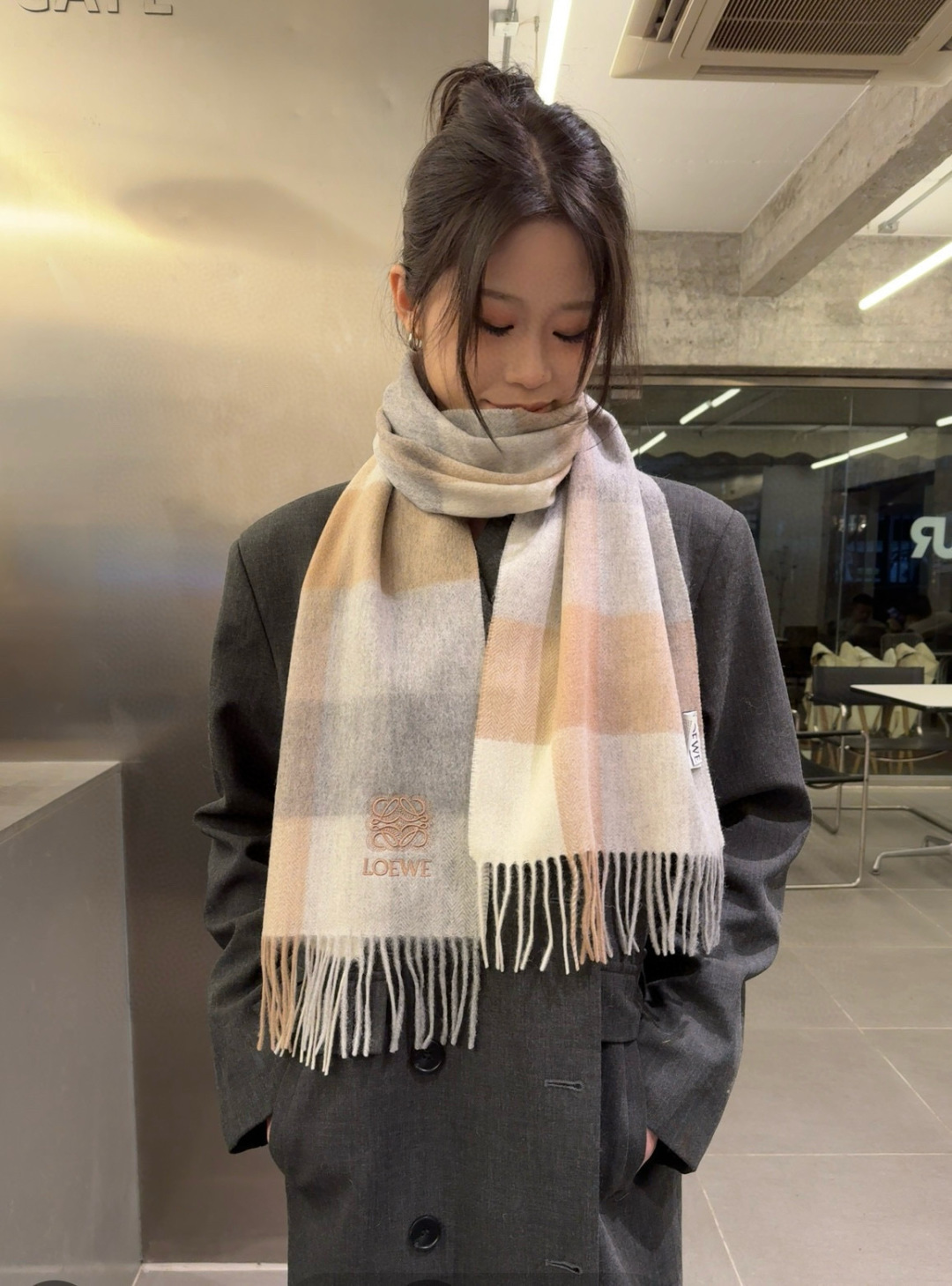NO:554238,Batch LOEWE [Cashmere Scarf], praise and keep it for yourself, a rare high-end product!  This color is so beautiful!  A very genuine scarf ~ I love the fabric, it is very soft, delicate and comfortable, with slight water ripples!  The atmosphere is simple and the color is super nice. It is a style that any man or woman will like. The small logo is very delicately embellished, and the texture is unobtrusive~ The bulk goods were shipped and shipped a few months ago~ The last order is left over for everyone~ The classic 30cm wide cashmere scarf!  Unisex style, size 30*180 (total length including tassels 180cm), suitable for formal wear or casual wear. It can be folded in half and hung or wrapped around. It is very stylish and has a warm demeanor!  high version scarf,high version scarf,loewe,loewe19860909批 罗意威LOEWE【羊绒围巾】怒赞自留,难得的高端货！这颜色也太漂亮了吧！非常正的围巾~面料大爱,非常柔软细腻舒服,轻度水波纹！大气简约,超级好看的配色,任何男女都会喜欢的款吧,小小Logo非常精致的点缀,有质感不张扬~大货几个月前已装船发走~尾单余一丢丢福利大家~经典30cm宽羊绒围巾！男女通用款式,规格30*180（含穗子总长180cm）,搭配正装或者搭配休闲装都很合适~对折挂围或者绕圈围都完全可以,非常有型~有温度的风度！高版本围巾,高版本围巾,loewe,loewe,scarf