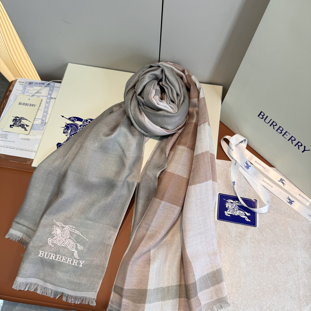 NO:554247,New batch of new Burberry double-layer cashmere scarf, thin large shawl, highly recommended, too beautiful plaid scarf that has been popular for N years. Everyone likes fashionable people and has several Burberry scarves in the wardrobe. Changing a scarf is enough to give you a completely new look. High-end quality, different folds can bring out different styles, the fabric is soft and comfortable, and the all-in-one model can be worn by intellectual celebrities in various styles in air-conditioned shopping malls!  Size: 70x200cm Material: cashmere high version scarf, high version scarf, burberry, burberry, shawls19860909批 上新 巴宝莉双层羊绒围巾,薄款大披肩重磅推荐太美了火爆N年的格子围巾 人人都喜欢时潮人都有好几条巴家围巾放在衣橱.换条围巾就足够让你有焕然一新的感觉.高端品质,不同折叠可以带出不同款式,面料柔软舒适,知性名媛各种风格通吃款空调房商场里都可以披着！ 尺寸:70x200cm 材质:羊绒高版本围巾,高版本围巾,burberry,burberry,shawls,scarf