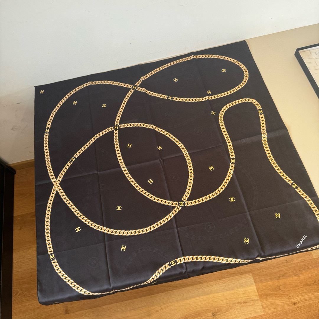 NO:554245,Batch new small fragrance [Chanel chain square scarf] is so beautiful [crying] royal palace level top classic element pattern design style is extremely beautiful, really the upper body is very flattering to the skin tone, versatile, you can decide whether it looks good or not. Size 90x90cm, high version silk scarf, high version scarf, chanel, real silk19860909批 新款小香【香奈儿链条方巾】美翻了[流泪]御用殿堂级极品经典元素图案设计风格美丽至极 真的 上身极为衬肤色 百搭 好看不好看自己看吧 尺寸90x90cm 真丝高版本围巾,高版本围巾,chanel,real silk,scarf