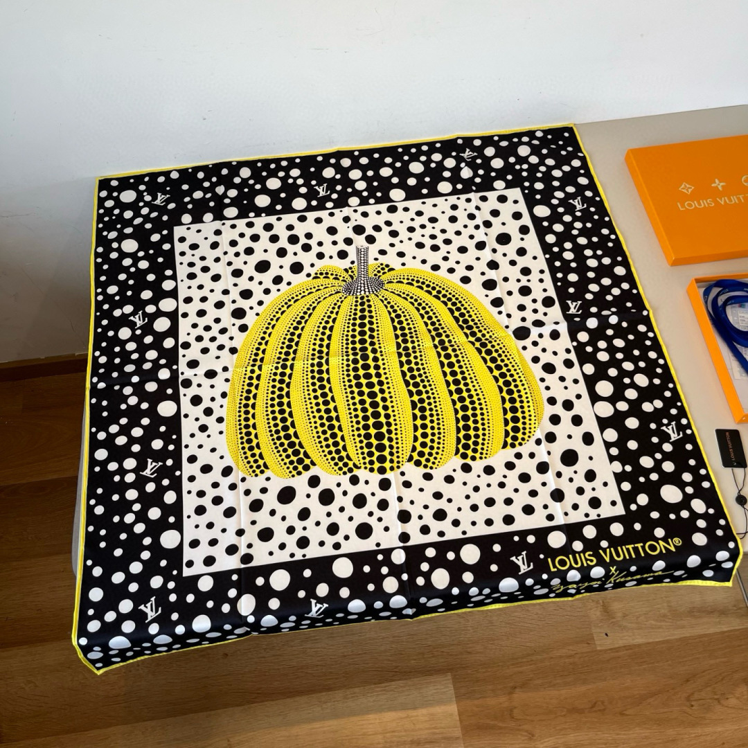 NO:554251,Batch Lv new silk scarf Artist Yayoi Kusama (Yavoikusama) is world-famous for her dazzling and colorful artistic style. Over the years, she has always maintained a consistent personal style. Polka dots are the representative symbol of Yayoi Kusama. The polka dots with no boundaries and different sizes are like beating notes, lively and age-reducing, but the color matching has become richer. Red and white polka dots, blue and white polka dots, pink and black polka dots, etc. present different styles, suitable for the interpretation of diverse shapes!  Size: 90x90cm Material: silk high version scarf, high version scarf, louis vuitton, real silk19860909批 Lv新款真丝方巾 艺术家草间弥生 (Yavoikusama）以其目眩神迷、绚丽多彩的艺术风格闻名于世.多年来,始终保持一贯的个人风格. 波点作为草间弥生具代表性的符号,无边界感且大小不一的波点像跳动的音符,活泼且减龄,只不过配色变得更为丰富,红白波点、蓝白波点、粉黑波点等呈现出不同风格,适合多元造型的演绎！ 尺寸:90x90cm 材质:真丝 高版本围巾,高版本围巾,louis vuitton,real silk,scarf