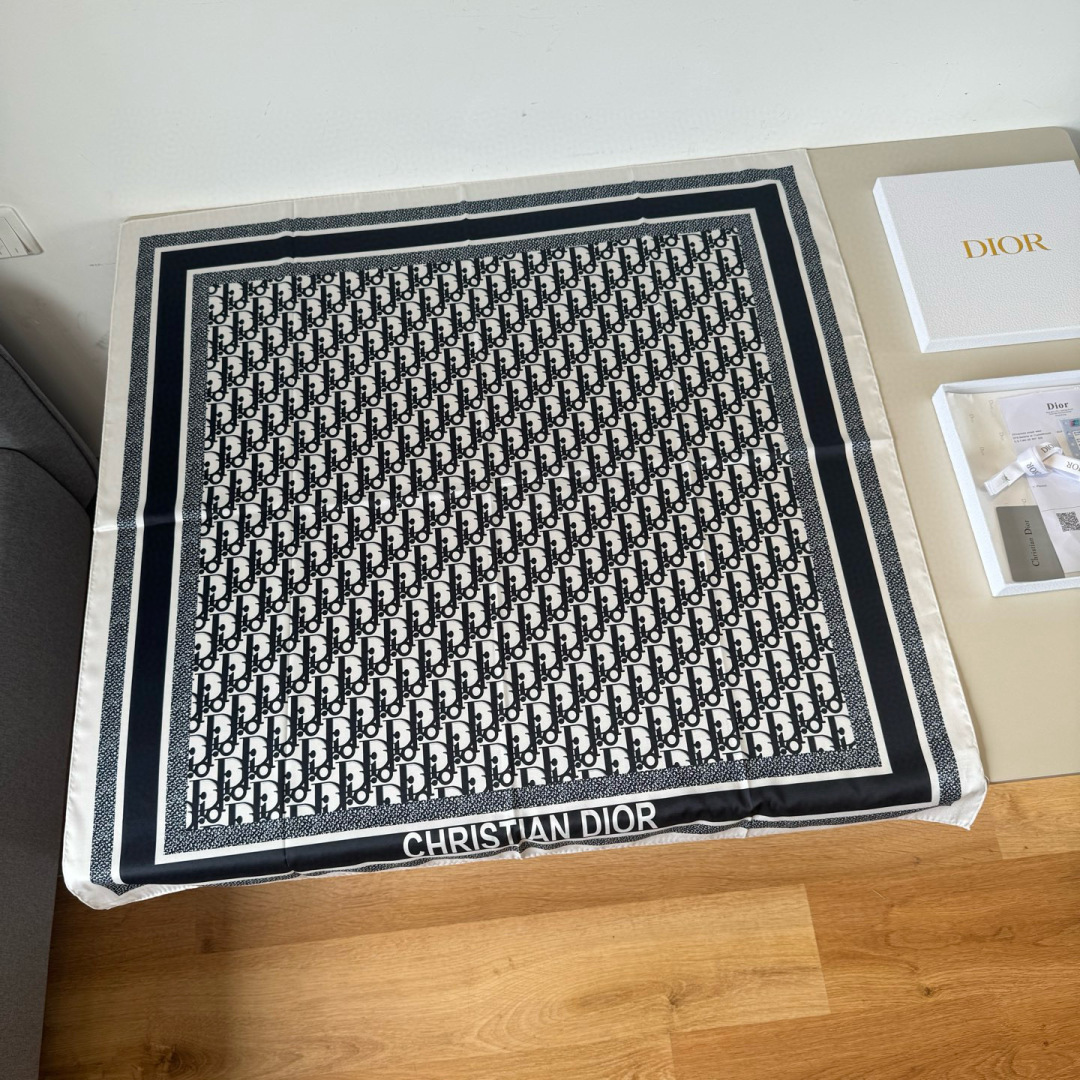 NO:554254,The first Dior classic printed square scarf pays tribute to the classic Oblique print. This Diortwin square scarf is carefully made of mulberry silk twill fabric, with hand-stitched topstitch trim, and decorated with the same tone 'CHRISTIAN DIOR' signature jacquard strip pattern. It can be tied around the neck or used as a headscarf to create an overall look rich in Dior style. Size: 90x90cm mulberry silk high version scarf, high version scarf, dior19860909批 Dior经典印花方巾,向经典的 Oblique 印花致敬. 这款 Diortwin 方巾采用桑蚕丝斜纹面料精心制作,搭配手工缉面线饰边,饰以同色调“CHRISTIAN DIOR”标志提花条形图案.可系在颈部或作为头巾使用,打造富有 Dior 风情的整体造型. Size:90x90cm 桑蚕丝高版本围巾,高版本围巾,dior,scarf