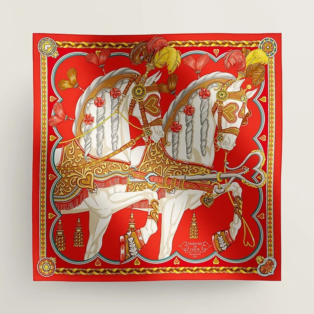 NO:554260,Batch Hermes HERMES new silk square scarf [Sweet Saddle] This Hermès classic item shows the essence of strong and charming female charm. This 90cm square scarf is innovative, interprets infinite emotions and freedom, and writes personal narrative in a unique way. Designer Daiske Nomura Size 90x90cm Silk high version scarf, high version scarf, hermes, hermes, real silk19860909批 爱马仕 HERMES新款真丝方巾【甜蜜的鞍具】 这款爱马仕的经典单品展现强大而迷人的女性魅力精髓.此90厘米方巾推陈出新,诠释无限的情感和自由,以别样方式书写个性叙事. 设计师 野村大辅（Daiske Nomura） 尺寸90x90cm 真丝高版本围巾,高版本围巾,hermes,hermes,real silk,scarf