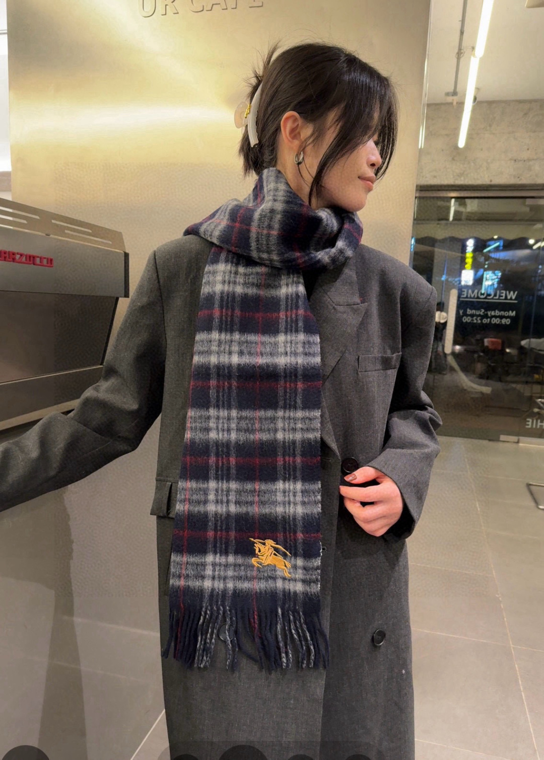 NO:554252,Batch of Burberry British plaid scarves shipped. The original export order is the last stock, and the counter is selling 3000+ classic colors!  British style versatile style for autumn and winter!  Kashmir Plateau Cashmere has a soft and delicate feel and excellent warmth. It is a must-have in winter in the north and south. It has extremely beautiful water ripples!  Extremely beautiful!  Soft, comfortable and breathable!  The natural and pollution-free quality is especially suitable for baby's delicate skin. If you love her, give her the best choice!  Specification 28*150cm!  high version scarf, high version scarf, burberry, burberry19860909批 Burberry巴宝莉英伦格子围巾出货.原单出口订单尾货,专柜在售3000+ 万年经典色！英伦风秋冬百搭款！克什米尔高原山羊绒 手感柔软细腻 保暖度级棒 南北方冬季必备.极其漂亮的水波纹！美到极致！手感柔软舒适透气！天然无污染的品质特别适合宝宝娇嫩的肌肤使用.如果爱她就给她最好的选择！规格28*150cm！高版本围巾,高版本围巾,burberry,burberry,scarf