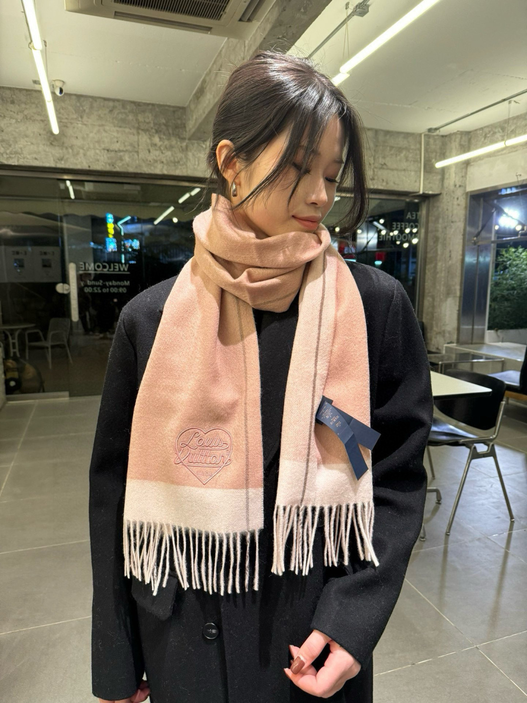 NO:554255,Batch LV 2025 new models If you like good-looking, high-quality products, you can buy them. It is a celebrity item, no matter how it is matched, it is full of temperament. The top-quality cashmere scarf has a soft and delicate feel that is invincible. In short, both the fabric and the craftsmanship are very high-end at first glance!  You must know that this type of goods is only produced in small quantities. This batch of orders is also monitored very strictly. The quantity that comes out is very small. Some are fast, some are slow, none. Size 30*180cm cashmere high version scarf, high version scarf, louis vuitton19860909批 LV 2025新款 喜欢有颜值,高质量的亲可入手,名媛单品,无论怎么搭配都是满满的气质感,极品山羊绒围巾,手感柔软细腻炒鸡无敌,总之无论是面料还是工艺都是那种一看就很高级的感觉！要知道这类货也只有少量生产,这批订单也是监控超级严格流出来的数量极少手快有手慢无 size30*180cm羊绒高版本围巾,高版本围巾,louis vuitton,scarf