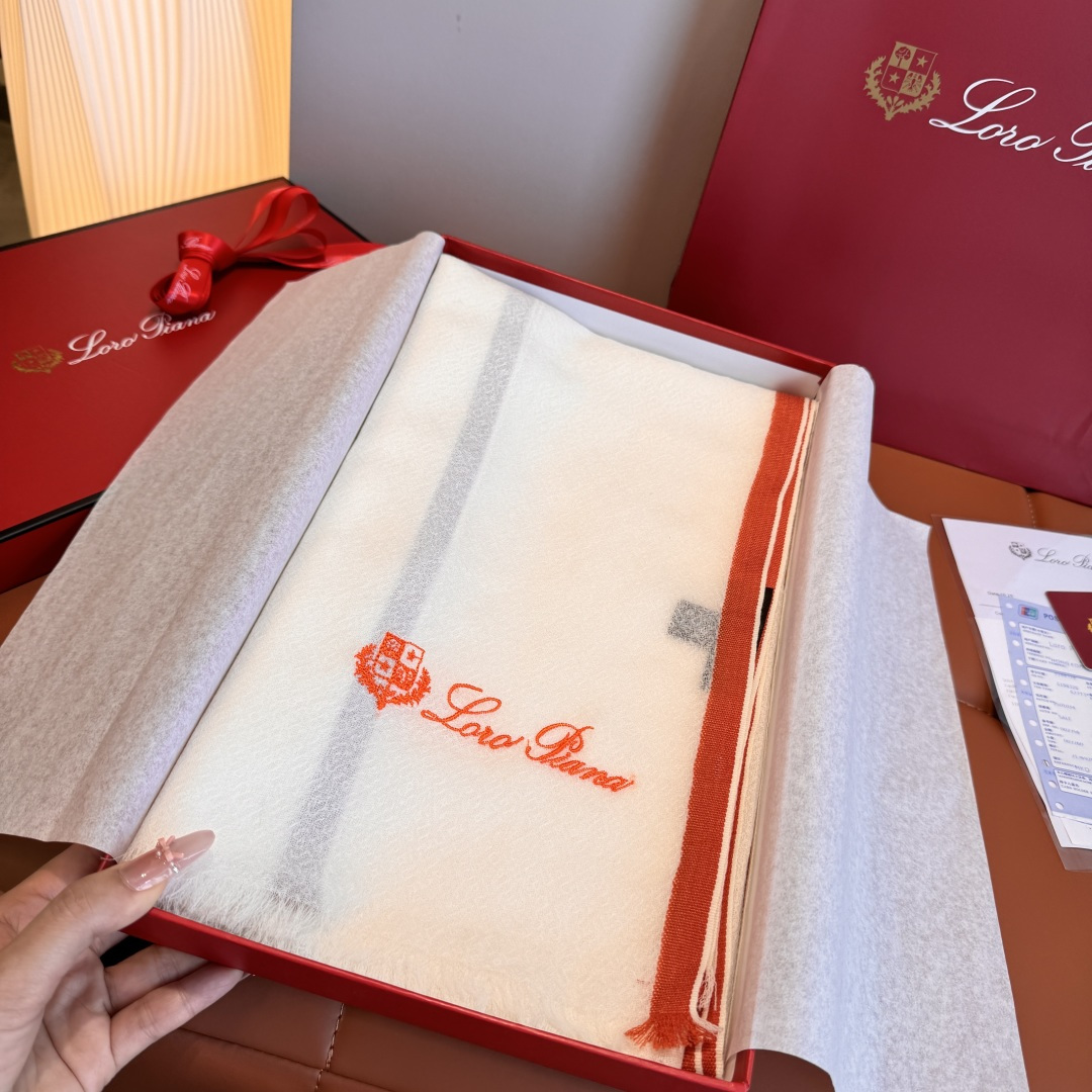 NO:554264,Batch (LP. Top Cashmere) I have witnessed the entire production process of Loro Piana. The quality and fineness are invincible and worthy of the world's top luxury goods. The low-key luxury fabric is selected from Loro Piana's most famous babycashmere, the king of cashmere. 300 ring velvet is thin, soft and delicate. This year's most popular money auspicious texture in Europe and the United States has a beautiful meaning, and the colorful webbing edges and reinforced fibers make the entire scarf practical, beautiful and drapey.  You can’t miss the high-end products in the counters. Excellent products that can be handed down from generation to generation. *95. Cashmere can be sold for a few thousand yuan and it’s not expensive!  high version scarf,high version scarf,loro piana,loro piana,ring19860909批（LP.顶级羊绒） 目睹了整个loro piana生产过程品质精细度无敌不愧全世界顶级奢侈品'奢华中的低调.低调中的奢华面料选自loro piana家最出名的babycashmere羊绒中的王者.300支戒指绒轻薄柔软细腻. 今年欧美最流行的金钱祥瑞纹理,寓意美好,彩色织带边条加固纤维使整个围巾变得实用美观有垂感 进专柜走高端的不能错过.可以传世的佳品.*95.山羊绒随便卖你们几千块不贵！高版本围巾,高版本围巾,loro piana,loro piana,ring,scarf
