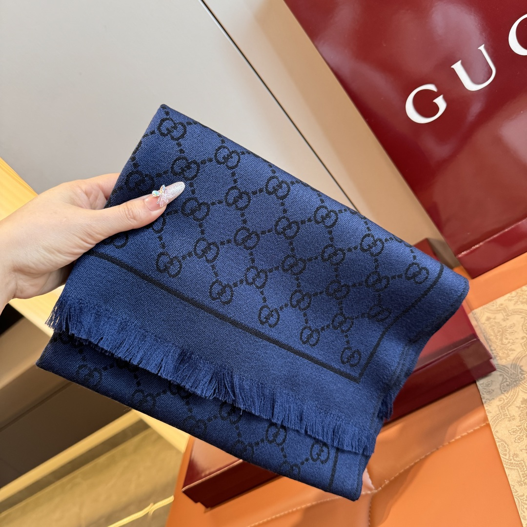 NO:554265,Batch ·Gucci's new 'Double G Cashmere Jacquard Scarf' is here. Fashionable Double G Jacquard, low-key yet without losing the brand charm. The scarf has different colors on both sides, smart and versatile. Nice!  The same style for men and women. The material is cashmere, which is very delicate and skin-friendly. It is soft and warm. It is a must-have fashion item for autumn and winter. The best-selling item at the counter. Size 65*200cm high version scarf, high version scarf.19860909批 ·古奇新款《双G羊绒提花围巾》重磅来袭 时尚双G提花 低调中不失品牌魅力,围巾双面异色,干练百搭 敲nice！男女同款 材料羊绒,非常细腻亲肤 柔和保暖,秋冬必备的时尚单品.专柜热卖款 尺寸65*200cm高版本围巾,高版本围巾,scarf
