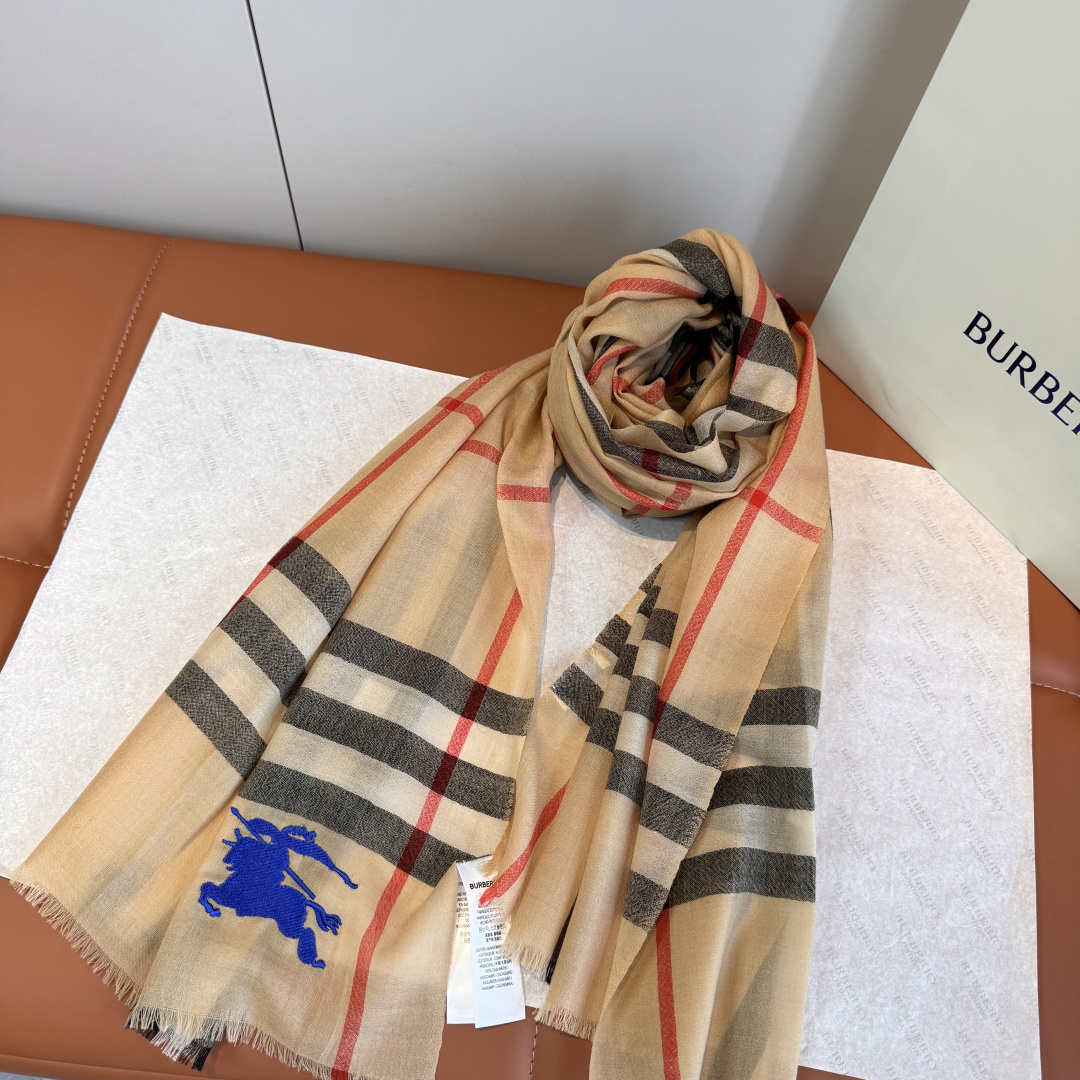 NO:554267,Batch Burberry Cashmere Long Scarf, recommended for export to the UK!  The latest water-soluble cashmere plaid series. It has arrived at the right time. It is very suitable for spring and autumn and air-conditioned rooms. The fabric is soft, smooth, thin and has clear lines. It is an excellent cashmere raw material. It feels soft and smooth, and is extremely skin-friendly. Please hurry up. Faster. Size 110*200cm high version scarf, high version scarf, burberry, burberry19860909批 巴宝莉Burberry羊绒长巾殿堂级御用推荐出口英国的订单！最新水溶羊绒格子系列.来的太是时候了非常适合春秋及空调房,柔软顺滑微薄正好纹路清晰面料是极好的羊绒原料.触感柔软顺滑,亲肤到极致.你们且手快一点.再快一点 尺寸110*200cm高版本围巾,高版本围巾,burberry,burberry,scarf