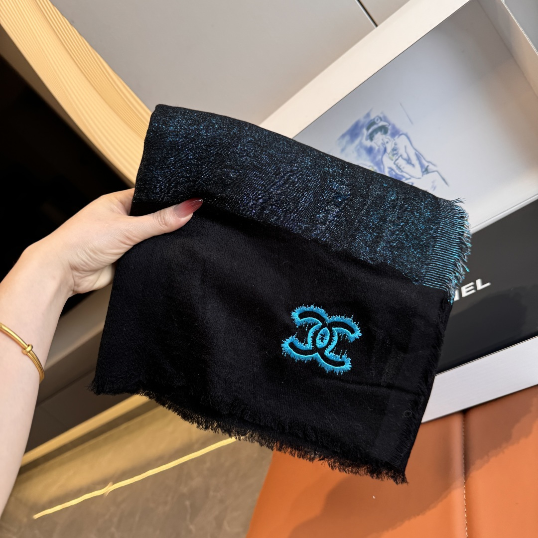 NO:554273,Highly recommended!  !  !  High-end, comfortable and fashionable, just buy it if you trust me!  This feminine scarf from Chanel touches your heart, with its inimitable color and temperament!  !  !  The gold cashmere yarn ordered by customers is very shiny under the light and shadow. Generally, factories cannot make such a yarn. It is the best in cashmere and is suitable for all kinds of high-end dinner parties!  !  !  Very fairy-like and feminine, the color is light and elegant, not too enchanting!  Size specification: 80*200cm cashmere high version scarf, high version scarf, chanel19860909批 重点推荐！！！高级舒适时髦气质,相信我的就收吧！香奈儿这款触动内心的柔美围巾,无法模仿的颜色和气质！！！客订金丝羊绒纱线,光影下非常闪亮,一般工厂做不出这样的款,属于羊绒中的佼佼者,适合各种高档晚宴！！！非常的仙气,女性气质,颜色淡雅,不过分妖娆！ 尺寸规格: 80*200cm 羊绒高版本围巾,高版本围巾,chanel,scarf