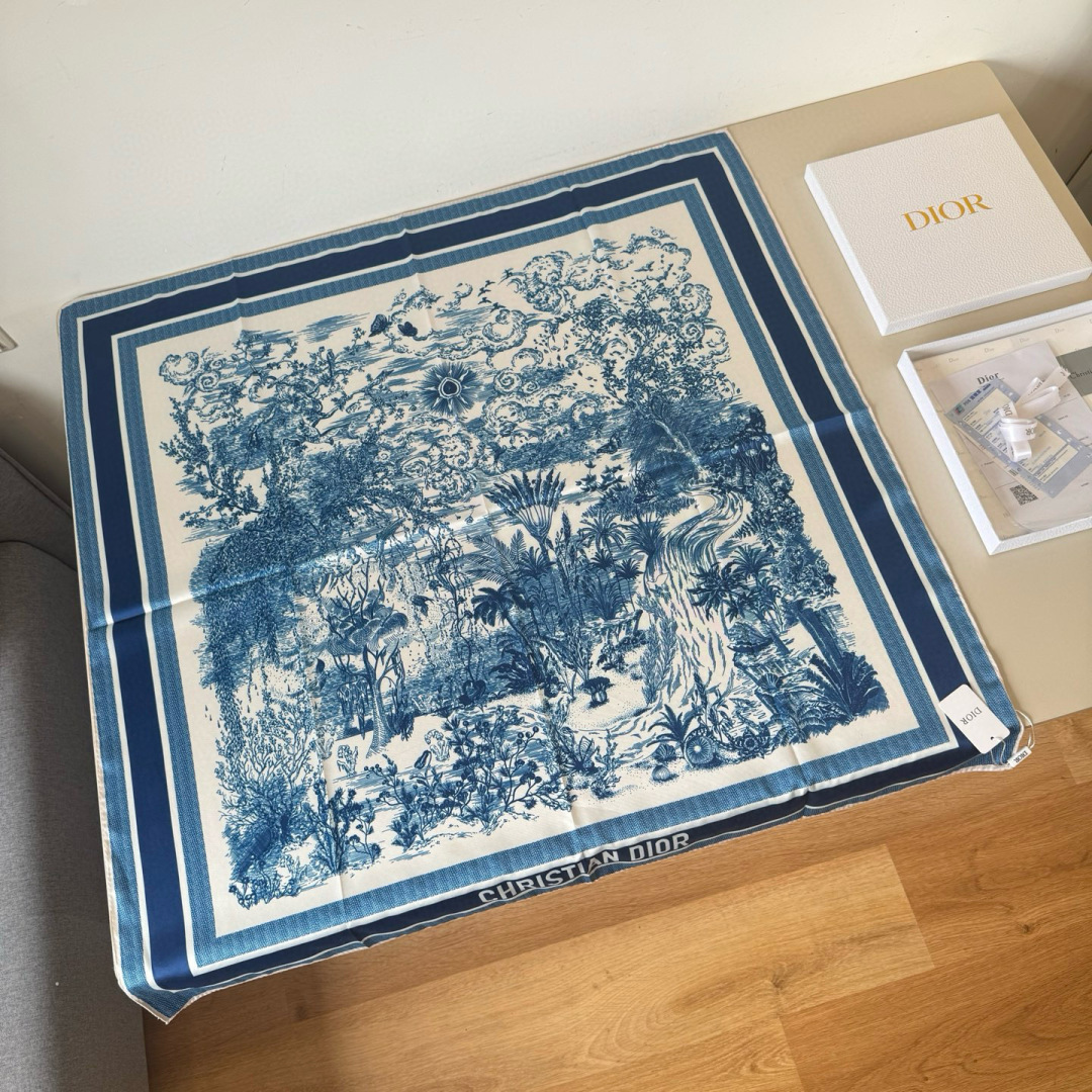 NO:602745,Batch Dior jungle hand-painted square scarf size90x90cm material silk The mystery of the tropical jungle, the leisure and ease of wild animals...a piece of ingenious work of art painted one stroke at a time!  high version scarf,high version scarf,dior,real silk19860909批 Dior丛林手绘方巾 size90x90cm 材质真丝 热带丛林的神秘、野生动物们的悠哉自在…一笔一画的匠心艺术品！高版本围巾,高版本围巾,dior,real silk,scarf