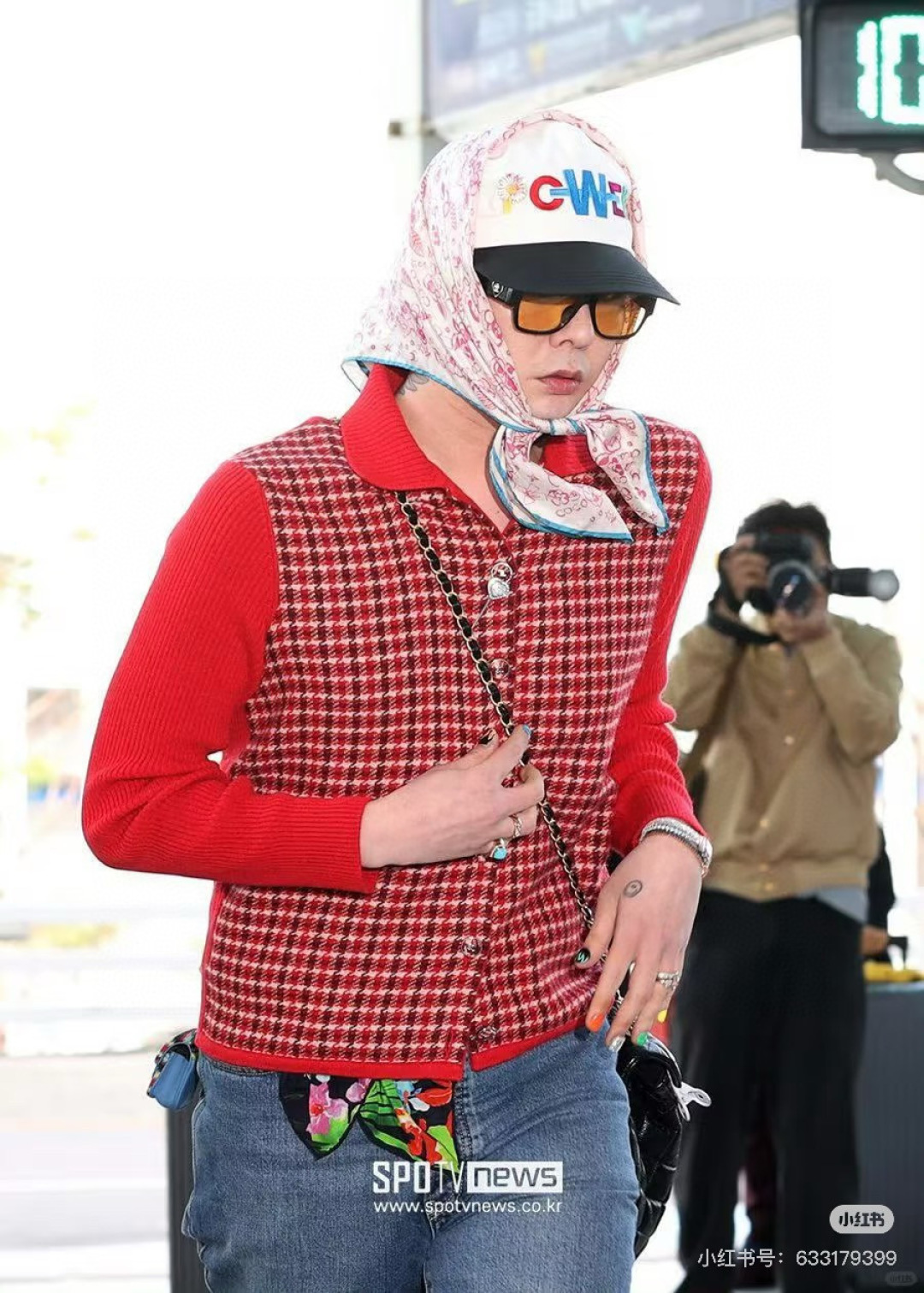 NO:602702,Batch Chanel's original 90cm silk square scarf, G-Dragon's same style silk scarf [pink flower] top twill silk material, hand-rolled edges, full of light luxury, high-end heavy twill silk, complete counter appearance, the fabric pursues the shape, feels crisp, and the bright and full colors are super eye-catching!  Good stuff waits for no one, don’t miss it if you like it [Ingredients size 90X90cm real silk] high version scarf, high version scarf, chanel, real silk19860909批 香奈儿原单90cm真丝方巾 权志龙同款丝巾【粉色小花花】顶级斜纹真丝材质手工卷边,轻奢感十足高端重磅斜纹真丝完全专柜品相面料追求造型,手感挺括,鲜艳饱满色彩超级养眼！好货不等人,喜欢就不能错过哦【成分尺寸90X90cm 真丝】高版本围巾,高版本围巾,chanel,real silk,scarf