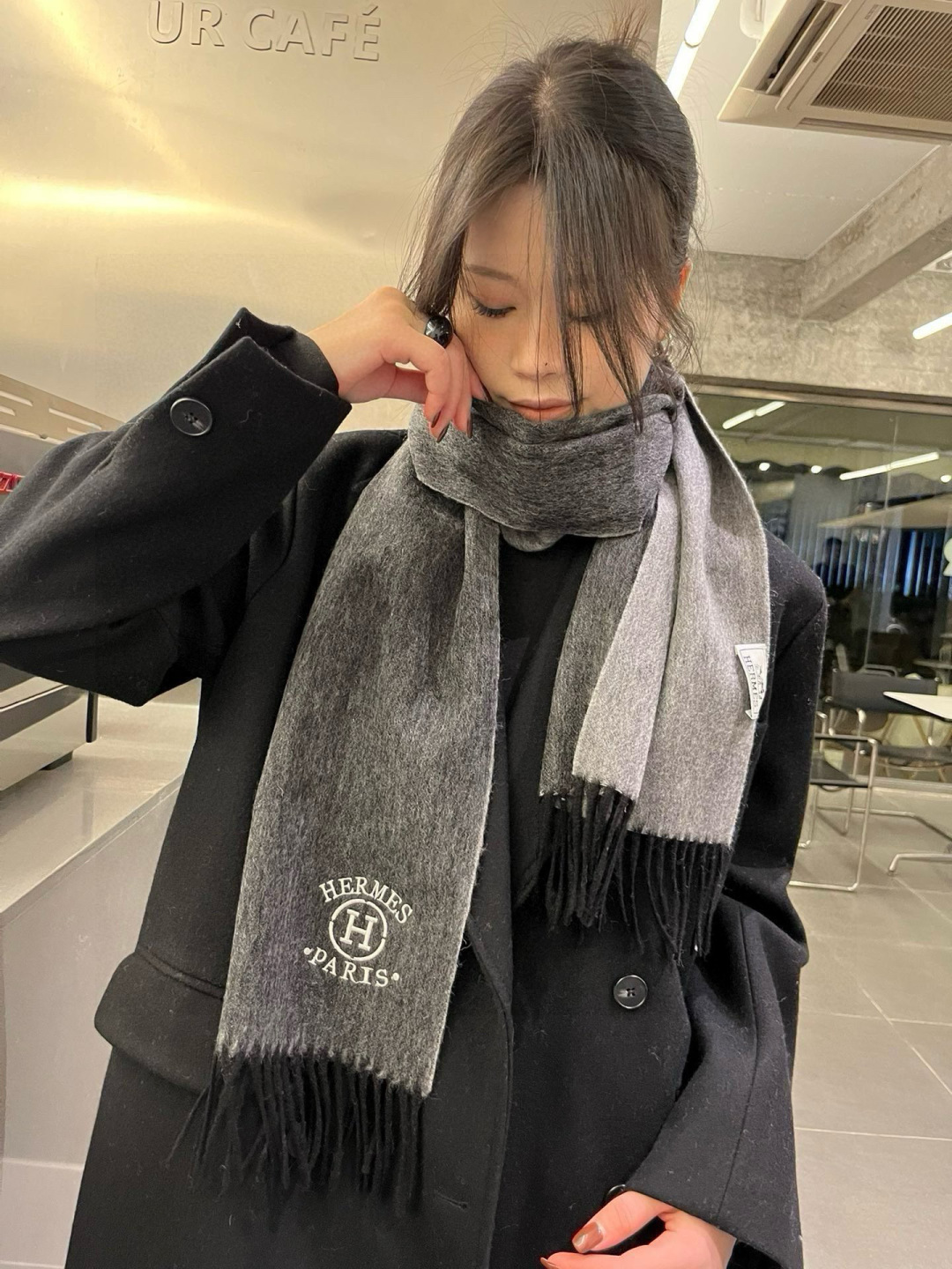 NO:619935,Batch Hermes · Hermes color-blocked cashmere scarf Highly recommended!  Top quality lambswool material, very warm, soft and skin-friendly without tying the neck. Classic double-sided color matching design, one scarf with two styles for boys and girls, size 30*180cm full of love. High version scarf, high version scarf, hermes, hermes19860909批 Hermes · 爱马仕拼色羊绒围巾 重磅推荐！顶级羔羊绒材质,非常保暖,柔软亲肤不扎脖.经典双面拼色设计,一条围巾两种风格男生女生通用,size30*180cm满满的爱 高版本围巾,高版本围巾,hermes,hermes,scarf