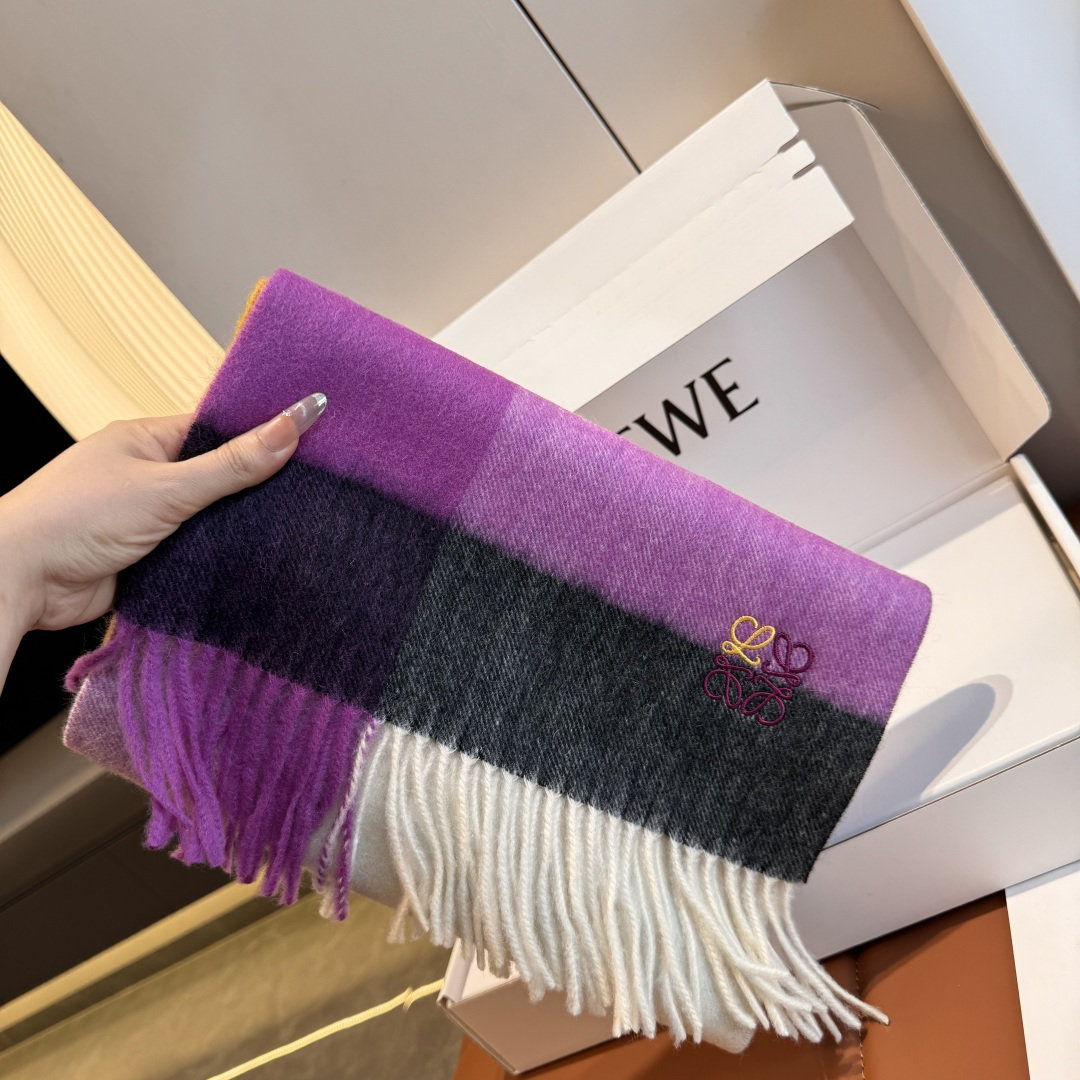 NO:619949,New batch!  Loewe ·  Loewe’s rare and gentle color matching, low-key yet elegant] We highly recommend double-sided color matching, a scarf with two styles, high-end, comfortable and fashionable temperament, a niche name, but full of big-name style, super Amway loewe this soft scarf that touches the heart,  Extremely simple colors with eye-catching color-changing logo, the finishing touch without losing the beauty, the pursuit of successful people, the color is absolute, a little unique fairy spirit, the absolute choice for couples, the color is elegant, not enchanting, and the very soft cashmere material specification is 30  x 180cm high version scarf, high version scarf, loewe, loewe19860909批 上新！Loewe · 罗意威难得一见的温柔配色,低调又不失优雅】重点推荐双面配色,一条围巾两种风格搭配,高级舒适时髦气质,名小众,却大牌范十足,超级安利loewe这款触动内心的柔美围巾,极其简单的颜色搭配抢眼的变色logo,点睛之笔确又不失美感,成功人士的追求,色彩绝对,有点独有的仙气,绝对的情侣款不二之选,颜色淡雅,不妖娆非常柔软的羊绒材质规格30 x 180cm高版本围巾,高版本围巾,loewe,loewe,scarf