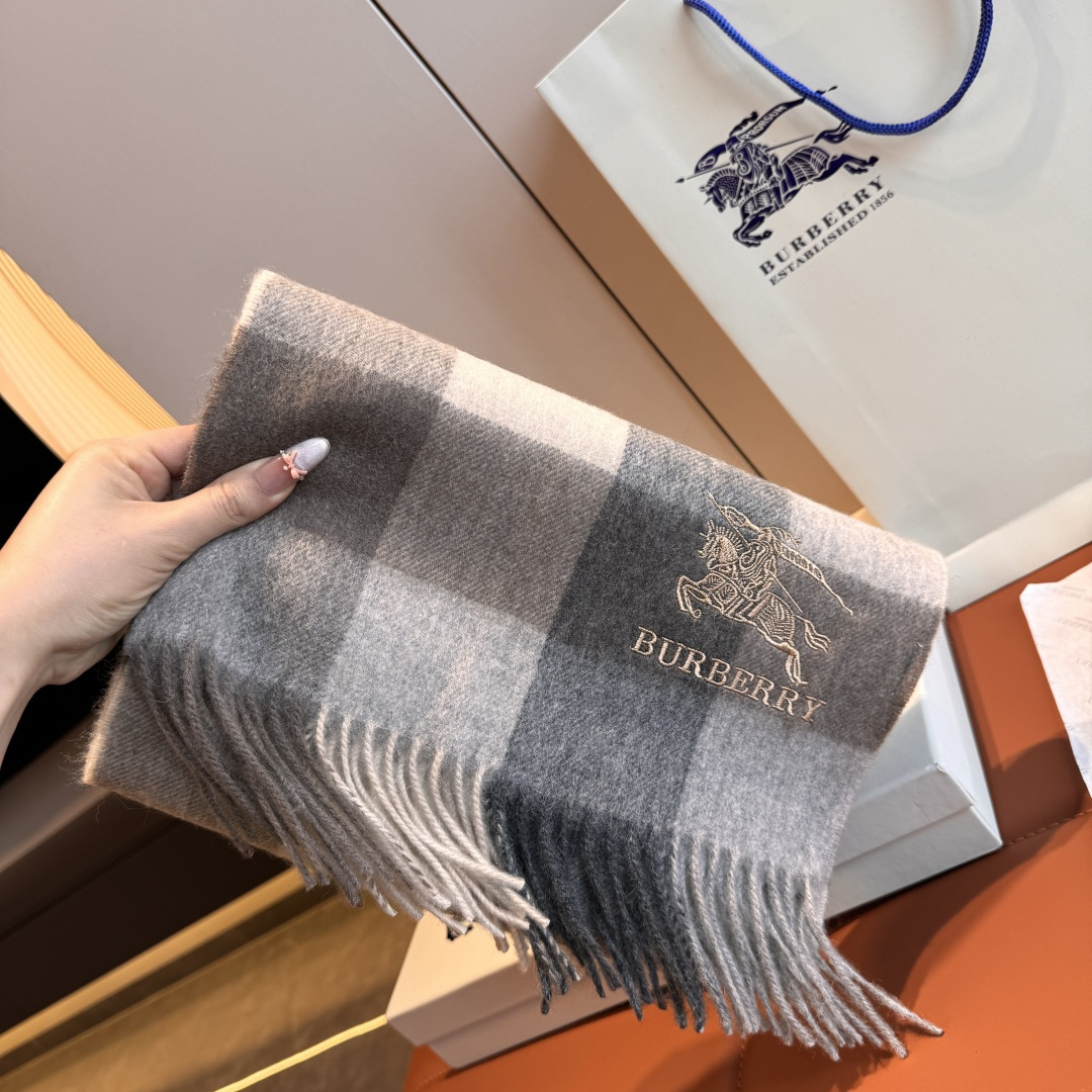 NO:619966,The exquisite war horse embroidery of the last batch of Burberry export orders makes the scarf look more advanced and elegant. The design of high-end scarves has always been simple but super nice. It is very practical and versatile for daily use. The feel is really praised by customers for the raw materials. It is soft and waxy, and the drape is also very good. In short, I really like this master-level fashion sense. Fashionable people with attitude will definitely like it. Young, fashionable, confident, and attitude. Beautiful!  This kind of design is more advanced, more grand, and more worthy of recommendation. Size: 32x180 cm, sheep wool high version scarf, high version scarf, burberry, burberry19860909批 Burberry ·巴宝莉出口订单尾货精致的战马刺绣让围巾显得更加高级优雅,高端围巾设计向来都很简约但就是超nice,日常非常实用百搭手感真的非常赞客供原料,软糯,垂感也非常好,总之非常非常喜欢这种高手级别的时髦感,有态度的时髦人一定会喜欢.年轻,时髦,自信,有态度.很美！这样的设计更高级,更大气,更加经得起推荐 尺寸:32x180 cm,绵羊毛高版本围巾,高版本围巾,burberry,burberry,scarf