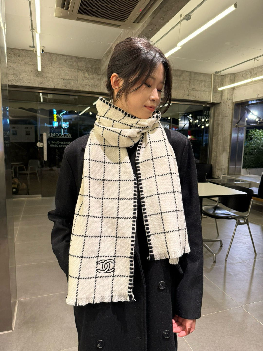 NO:581281,The first batch of Chanel Chanel 2025 series products are exclusively for VIP products. The top-quality imported Scottish cashmere texture makes the scarf elastic, soft and skin-friendly. It is extremely noble and elegant. Intellectual style. Simple and elegant design. It is definitely not a flashy style. It is definitely the first choice for matching accessories to taste life. A must-have for those who know the goods. A must-have for casual style matching!  [Color][Color][Color] Laymen please avoid Size: 38*185 cashmere high version scarf, high version scarf, chanel, chanel19860909批 Chanel香奈儿2025系列货 专供vip产品 顶级苏格兰进口羊绒纹路织法使围巾赋有弹性且柔软亲肤  无比的高贵优雅 知性的款式 简洁大气的设计 绝对的不是花里胡哨的款式绝对的品味生活的首选搭配饰品 识货者必入.休闲风格搭配必备哦！[色][色][色]外行请绕道 Size:38*185羊绒高版本围巾,高版本围巾,chanel,chanel,scarf